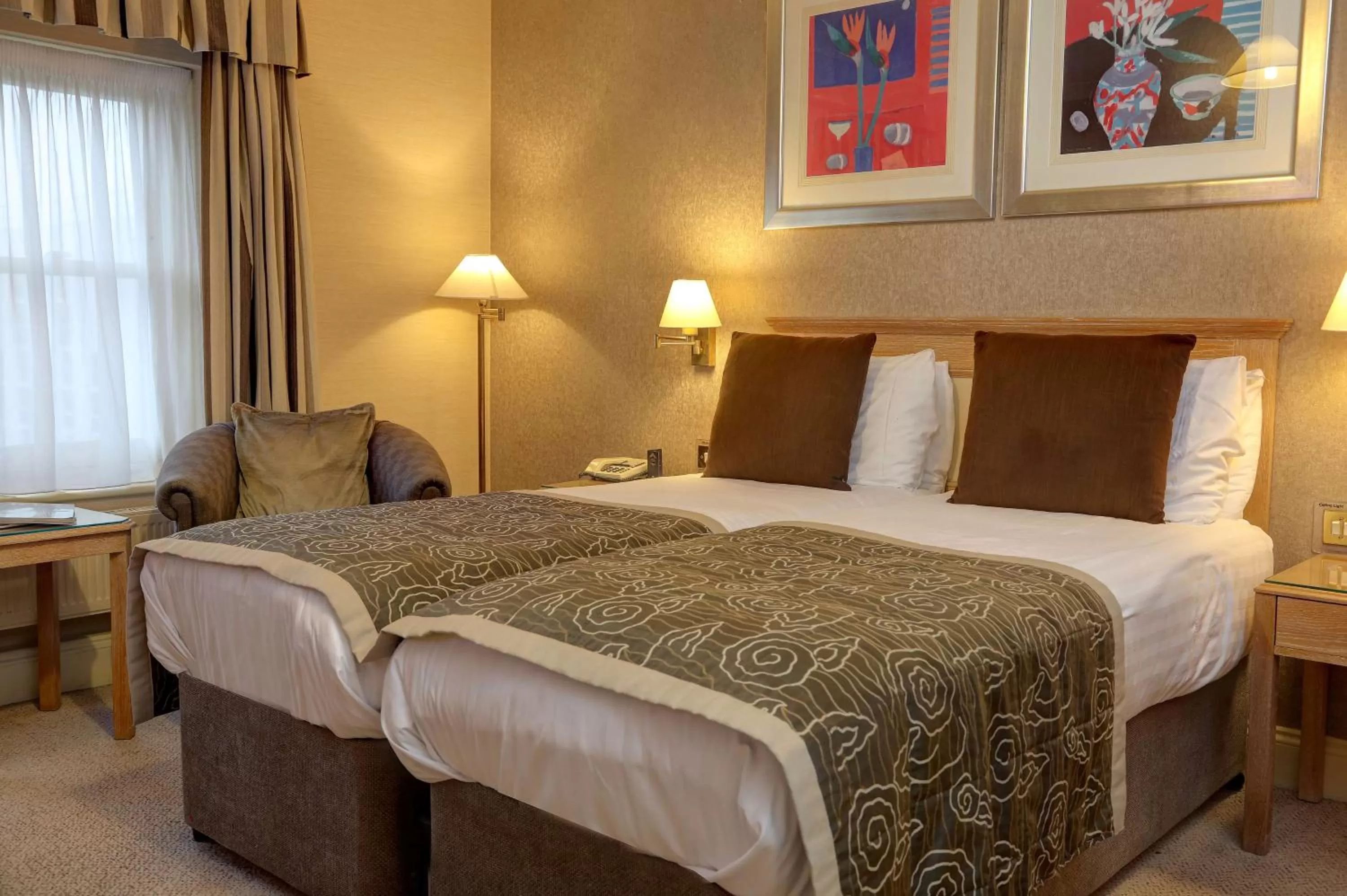 Photo of the whole room in Norfolk Royale Hotel