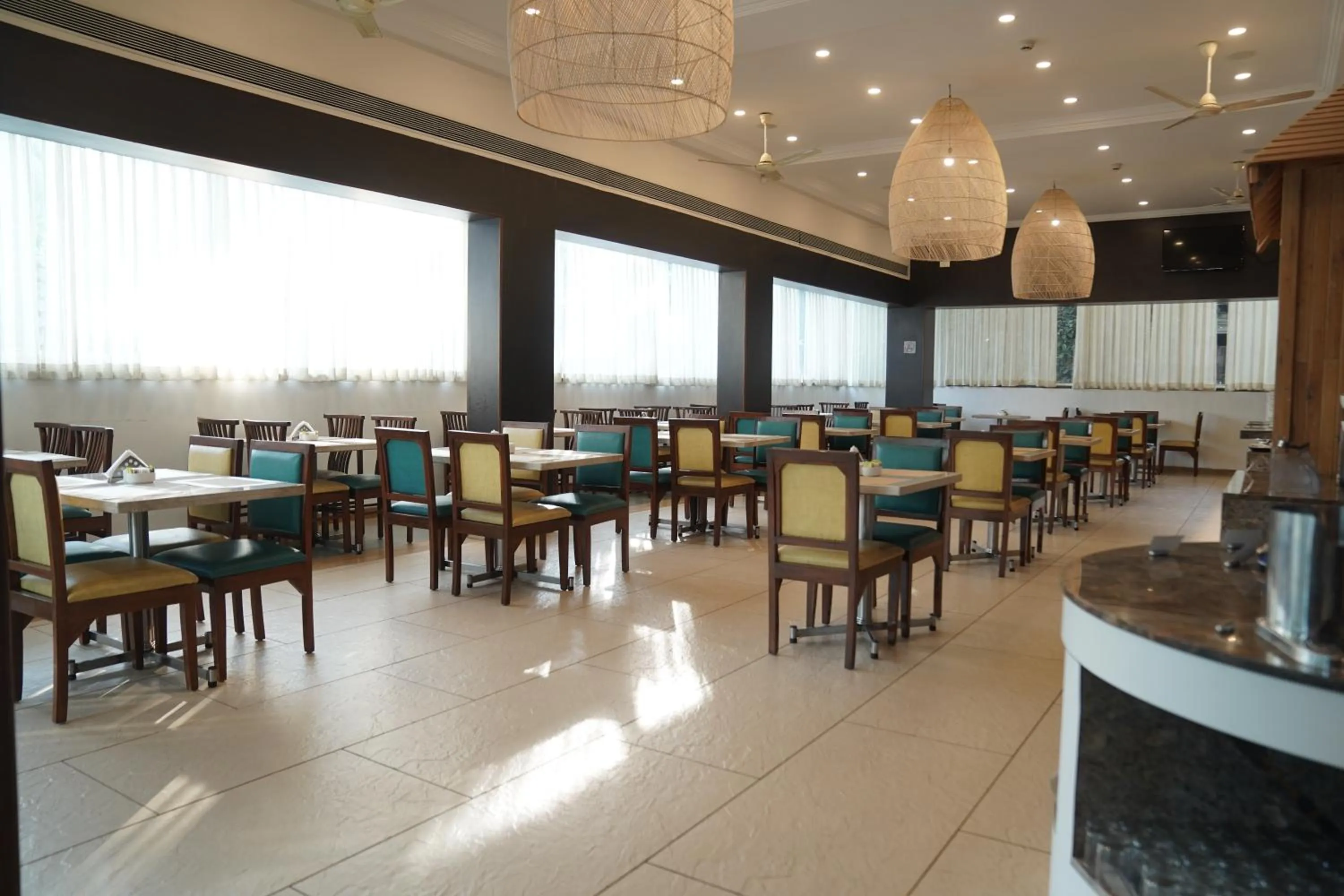 Restaurant/places to eat in Clarion Hotel Ocean Palms Goa