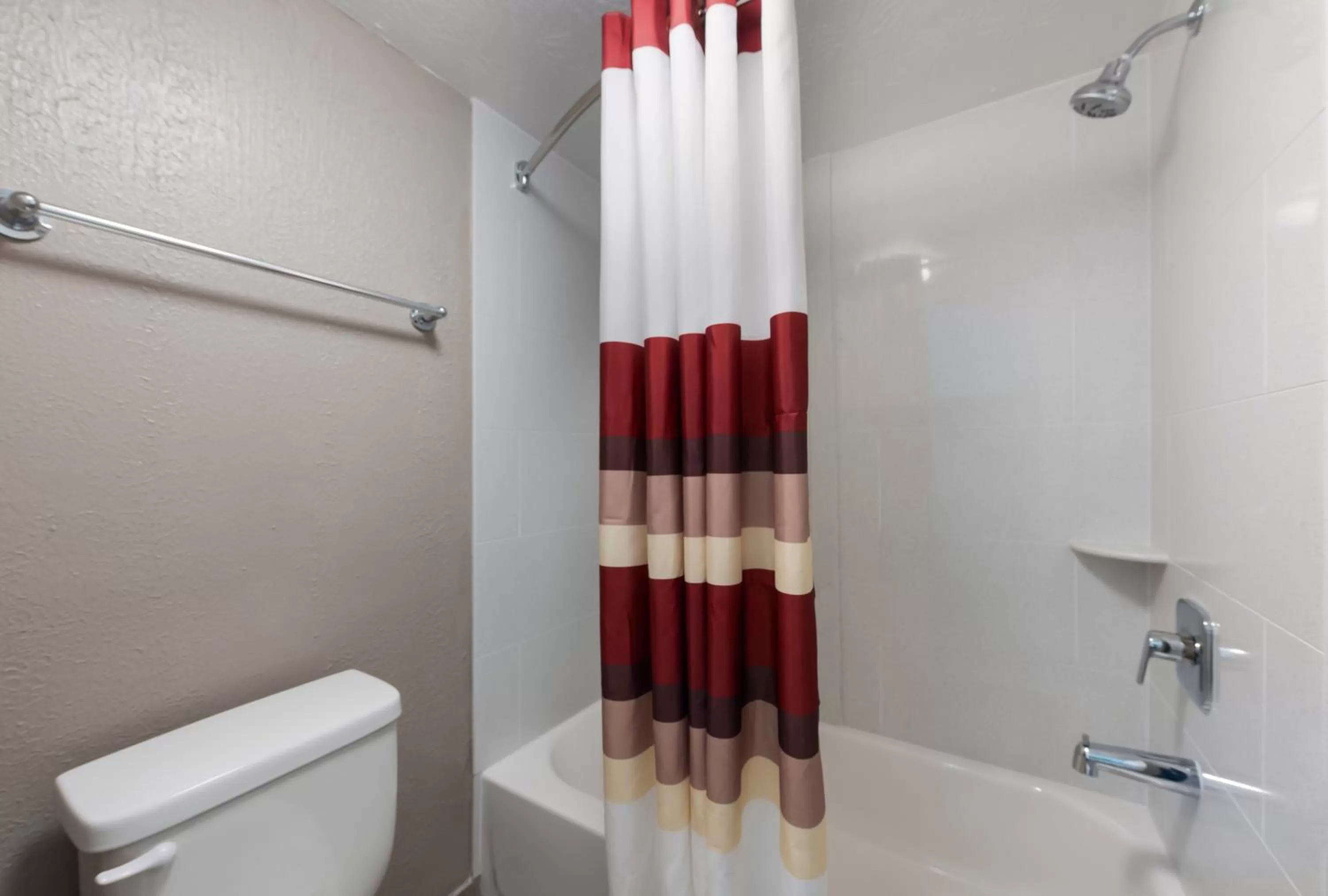 Bathroom in Red Roof Inn Dayton - Moraine/U of Dayton