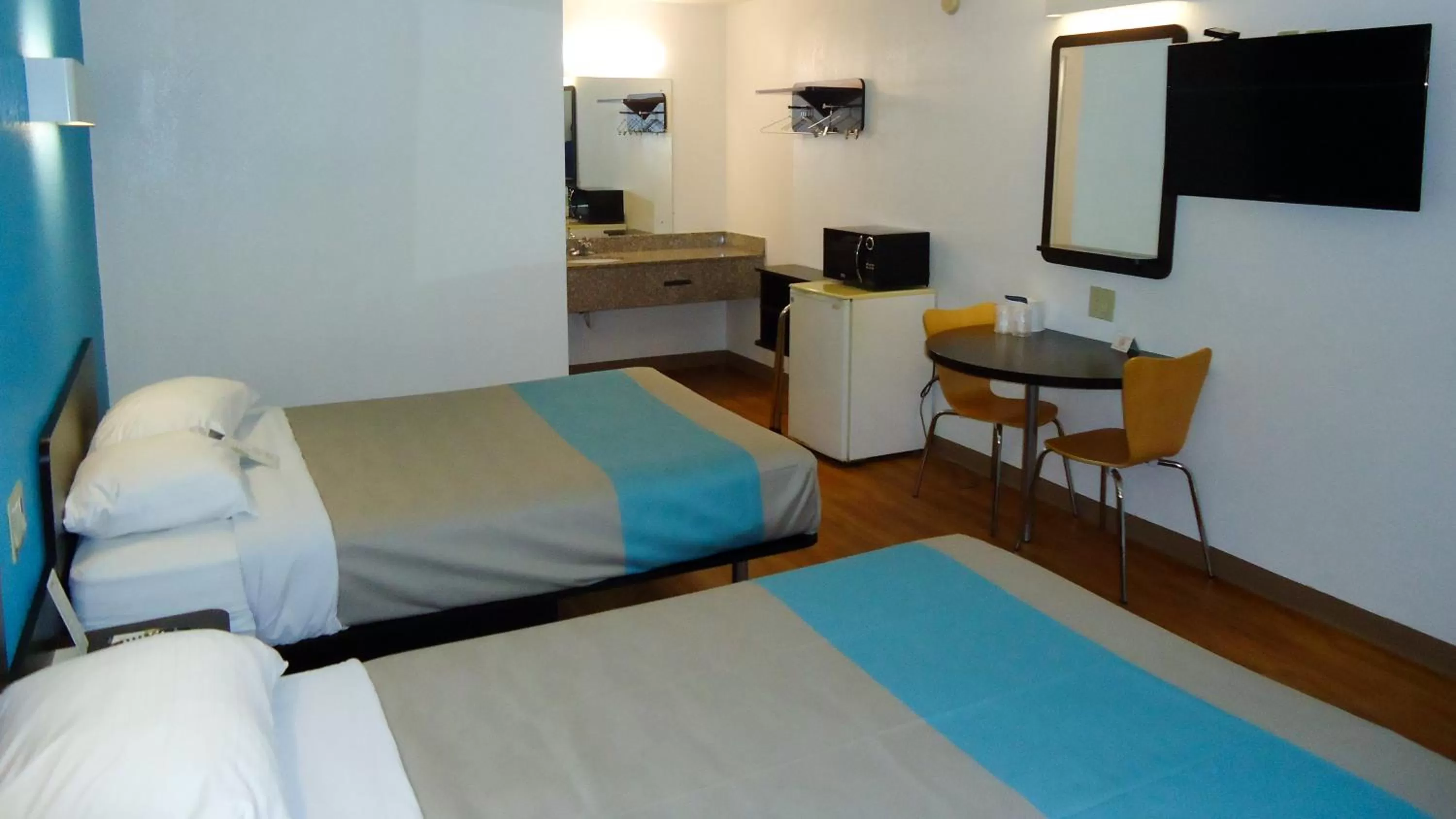 Bedroom, Bed in Motel 6-Kingston, TN