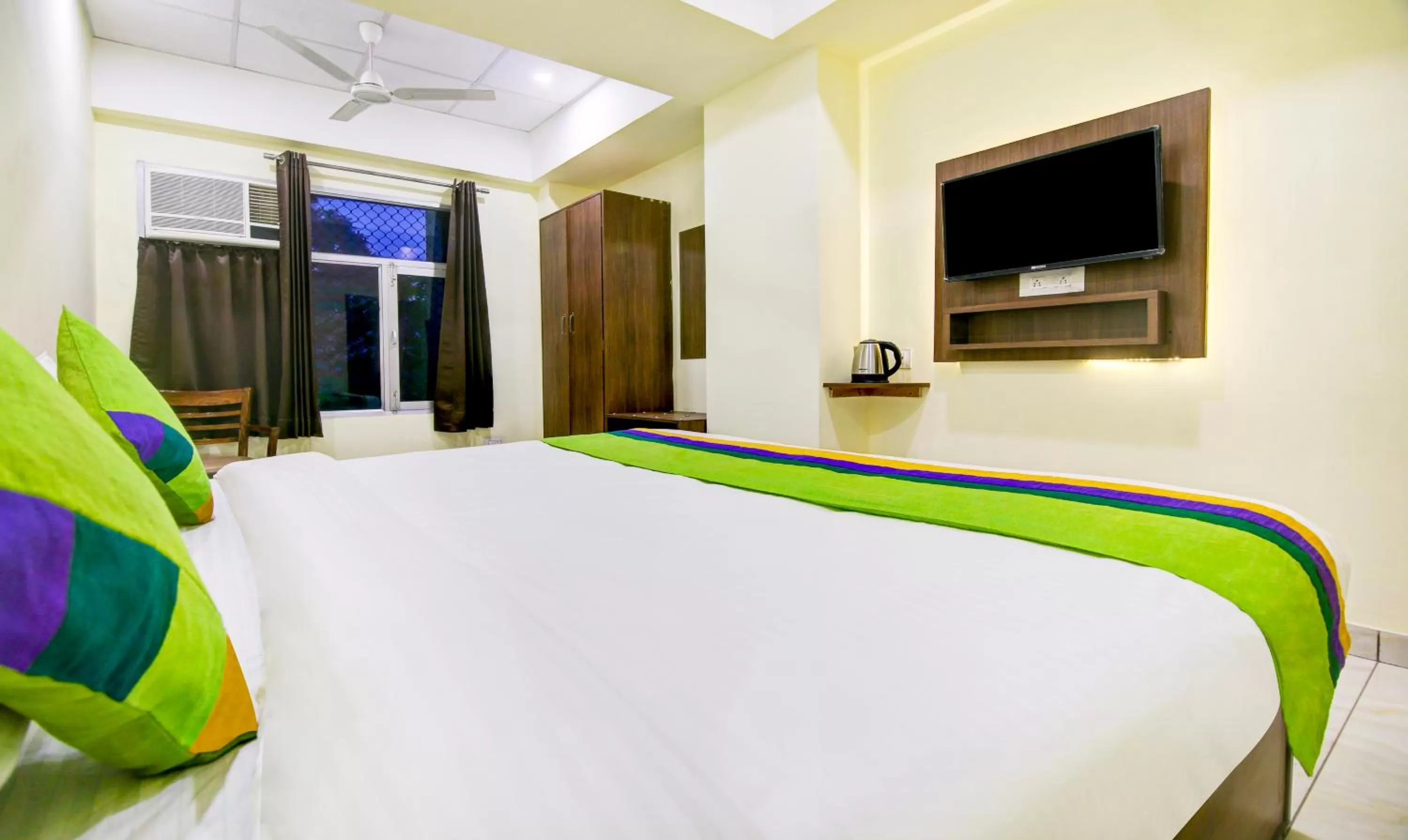 TV and multimedia, Bed in Itsy by Treebo - Oasis Inn