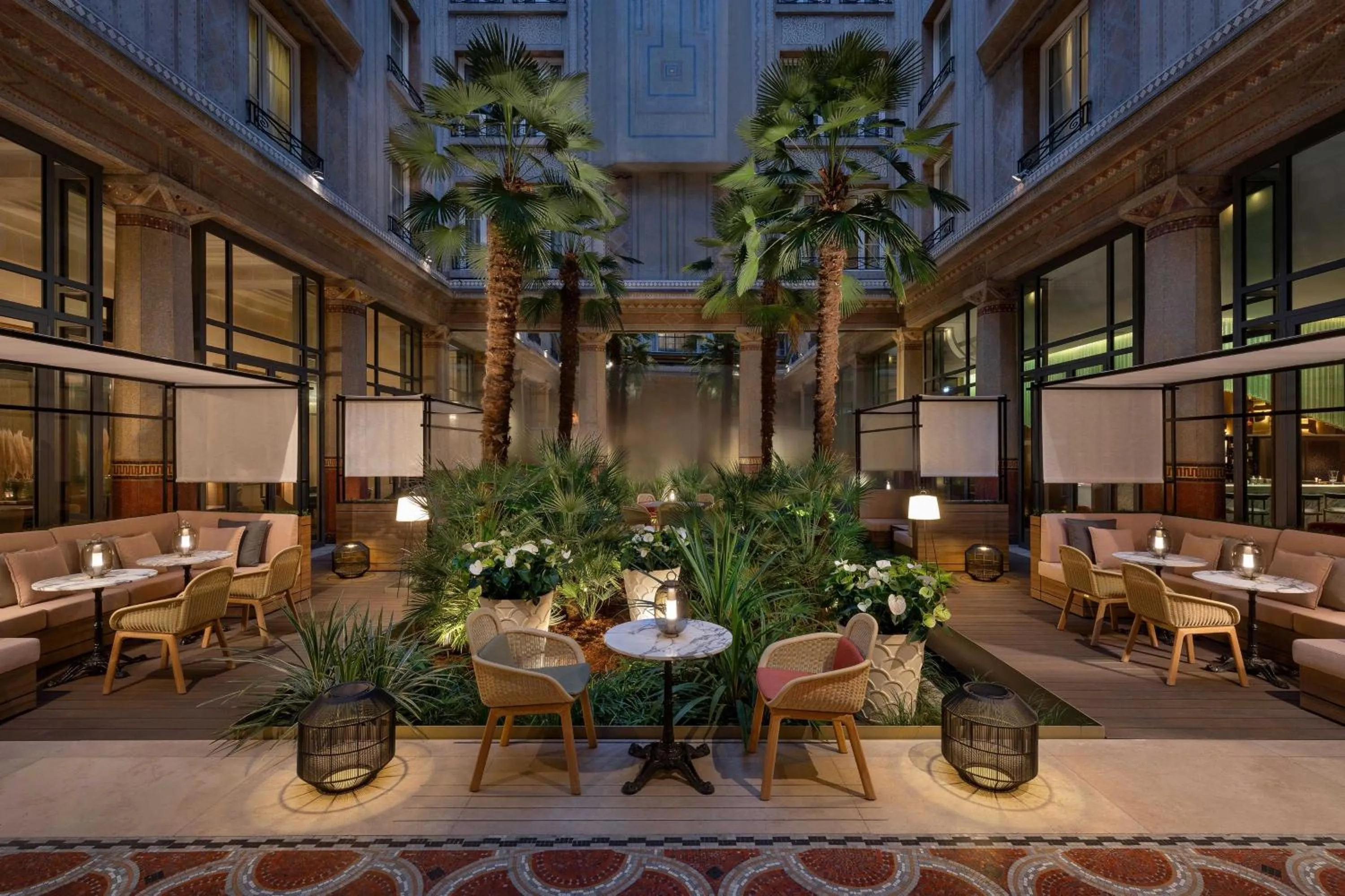 Restaurant/places to eat in Prince de Galles, a Luxury Collection hotel, Paris