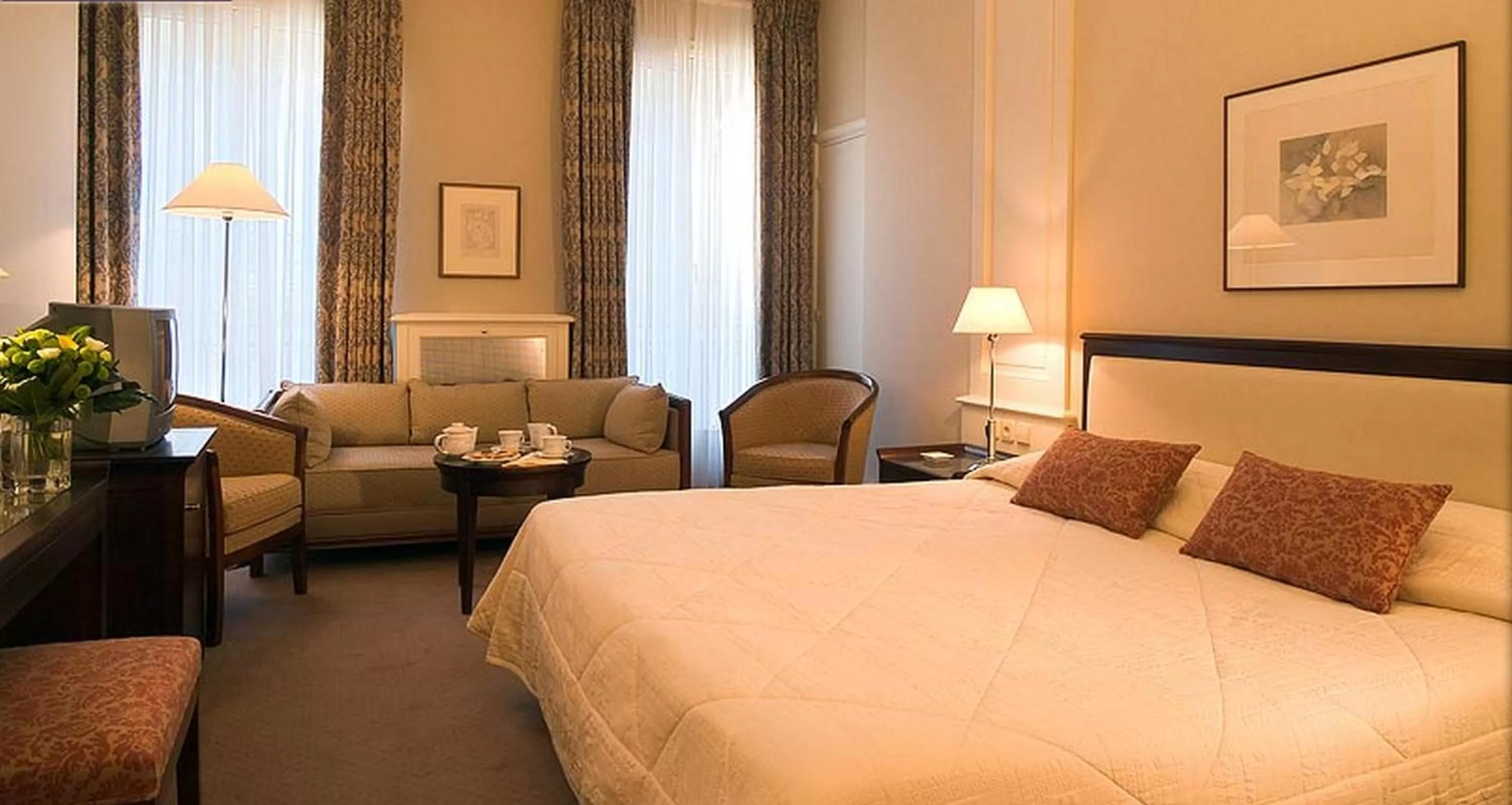 Photo of the whole room, Bed in Hôtel Bedford