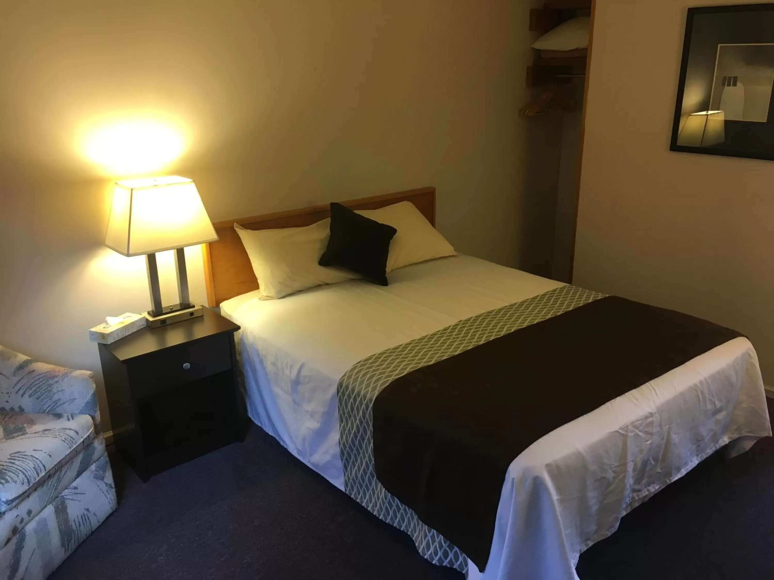 Bed in Fuller Lake Chemainus Motel