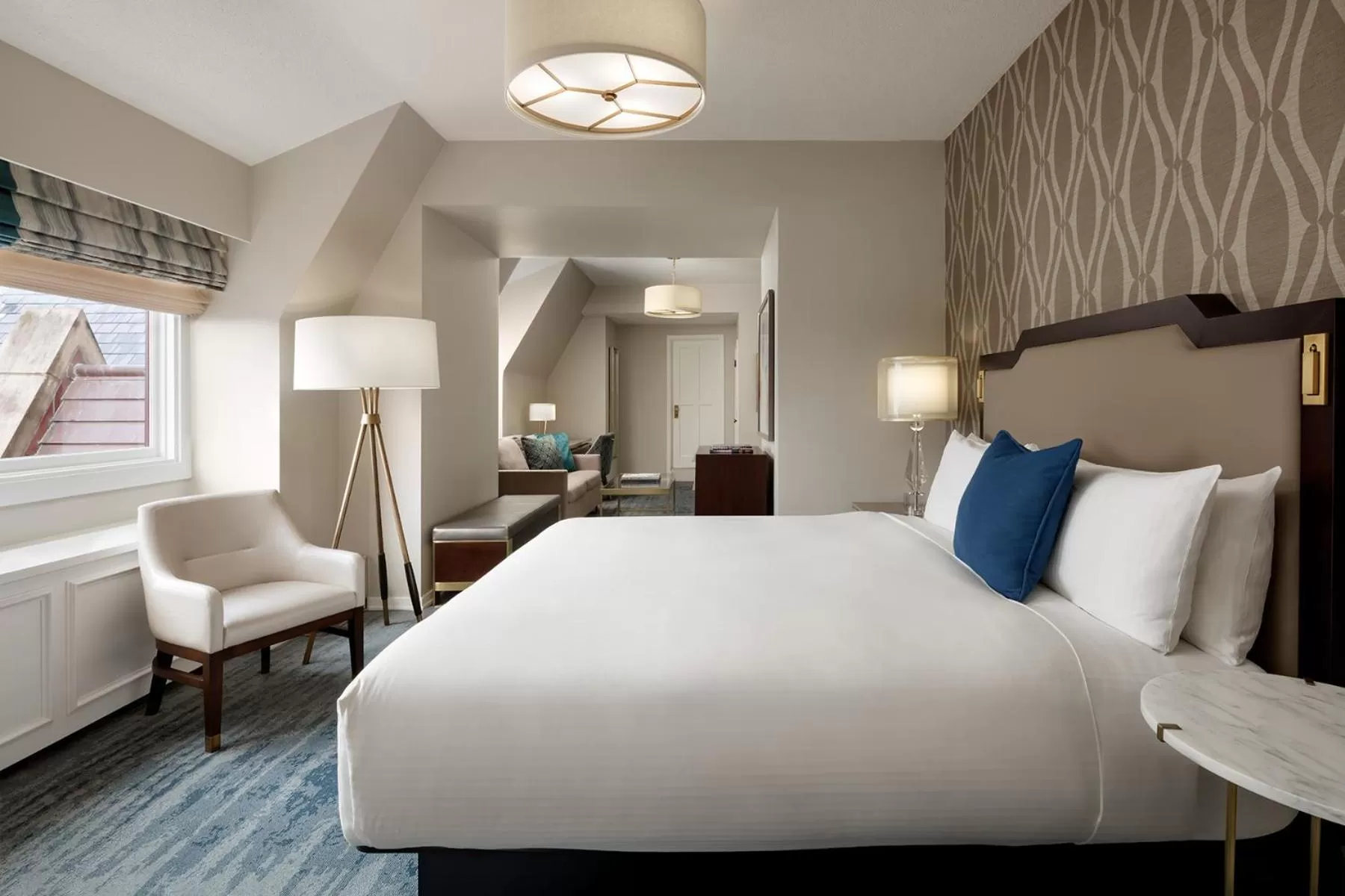 Living room, Bed in Fairmont Empress Hotel