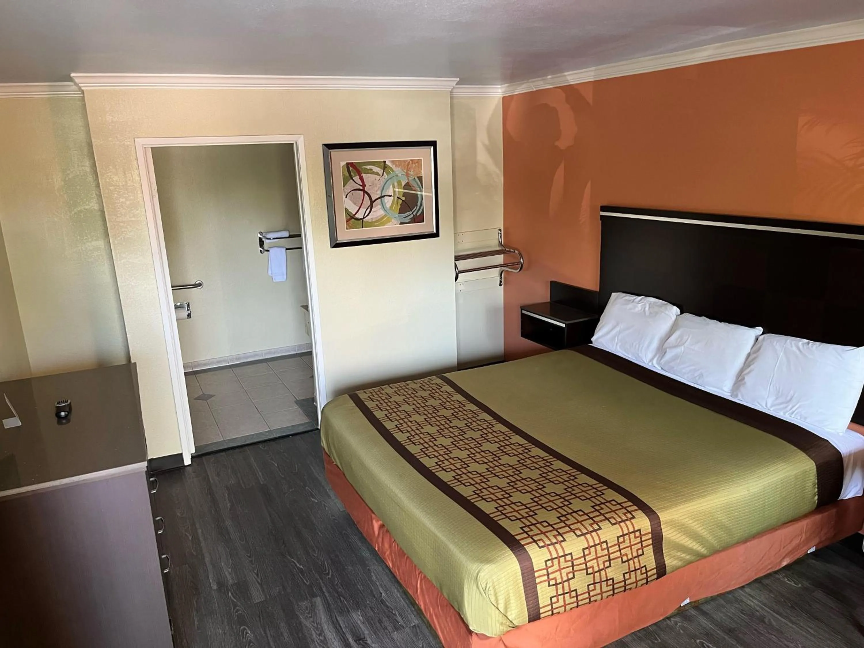Bed in Rivera Inn & Suites Motel