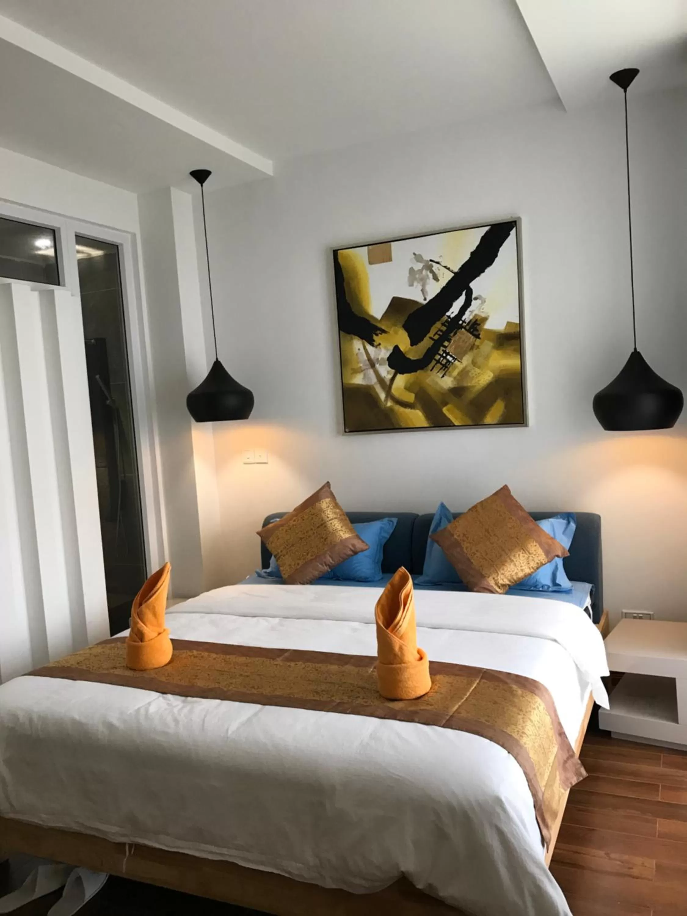 Seating area, Bed in Benny's City Hotel