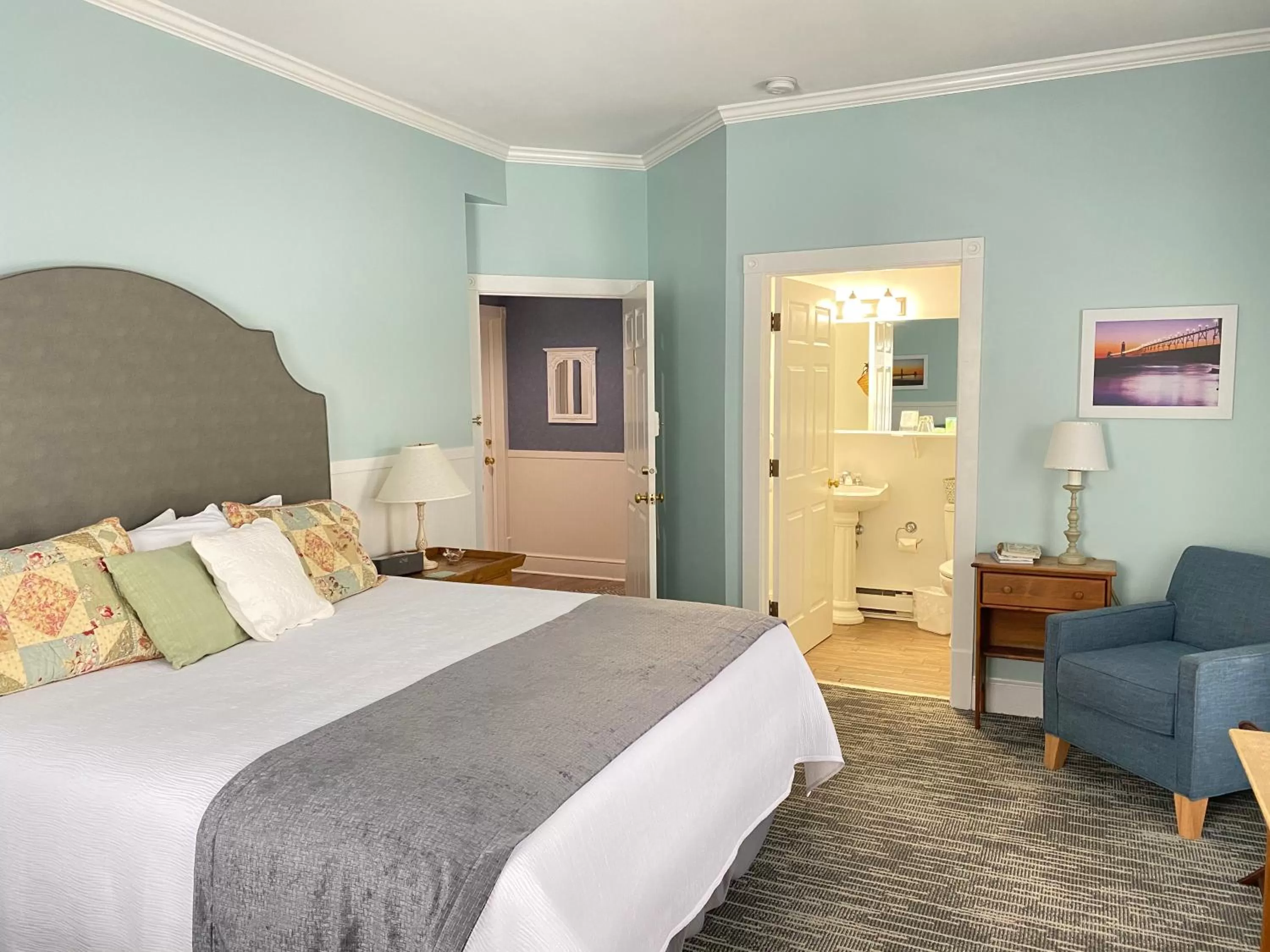 Bed in Harbor House Inn