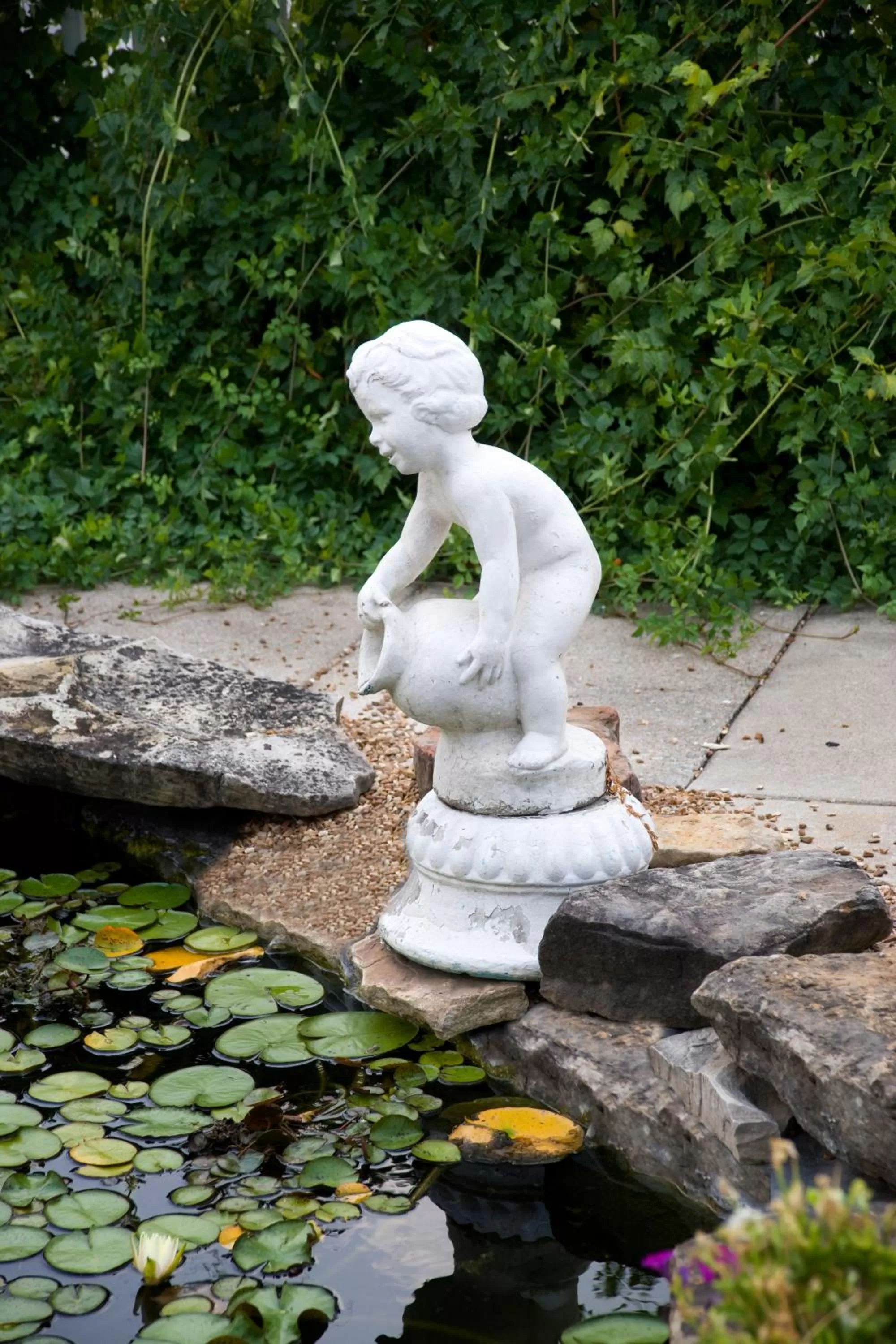 Garden in Honeysuckle Inn & Conference Center