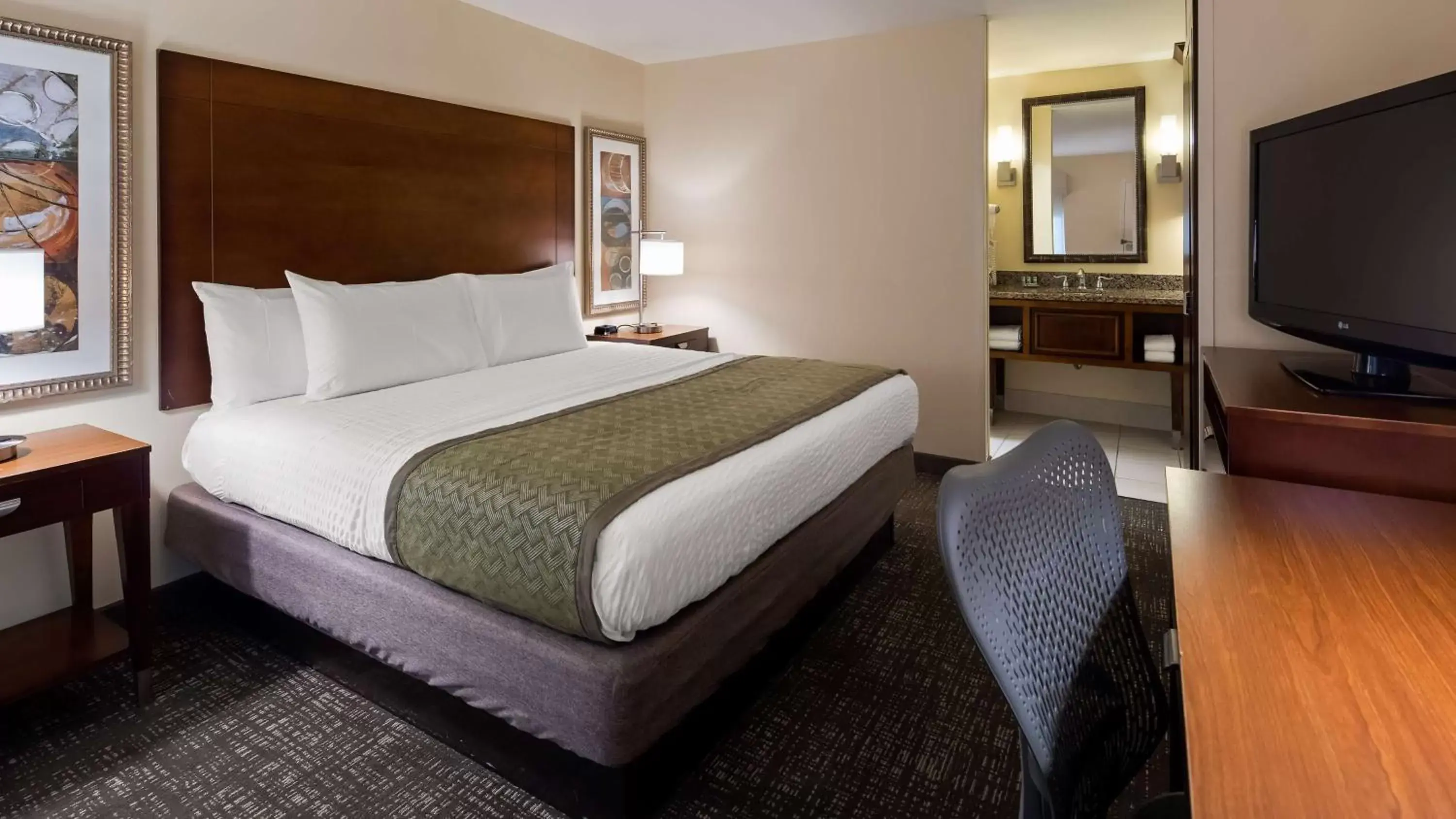 King Room with Roll-in Shower - Smoking in Best Western Seaway Inn King Room with Roll-in Shower - Smoking in Best Western Seaway Inn