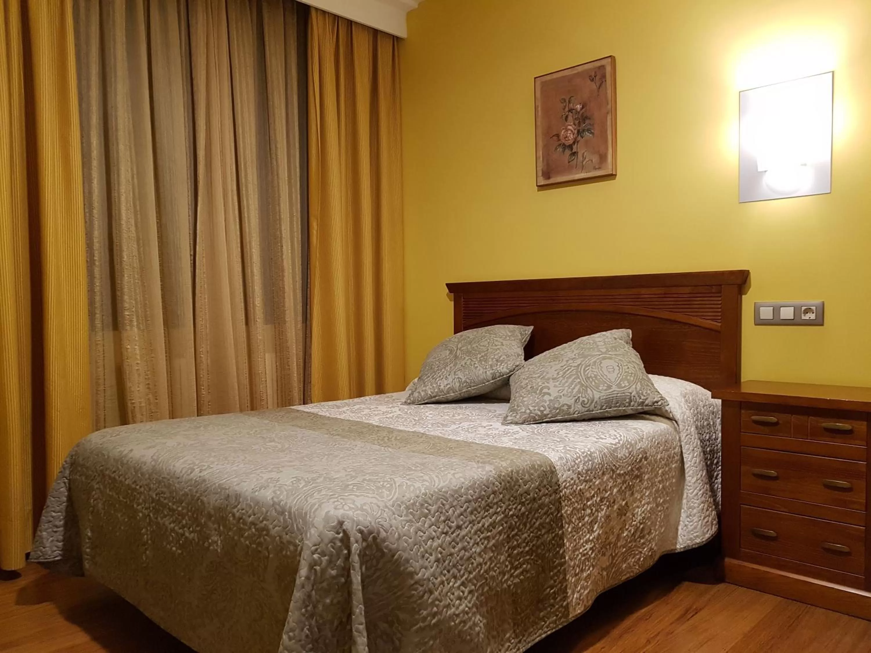 Bed in Hotel Reina Isabel