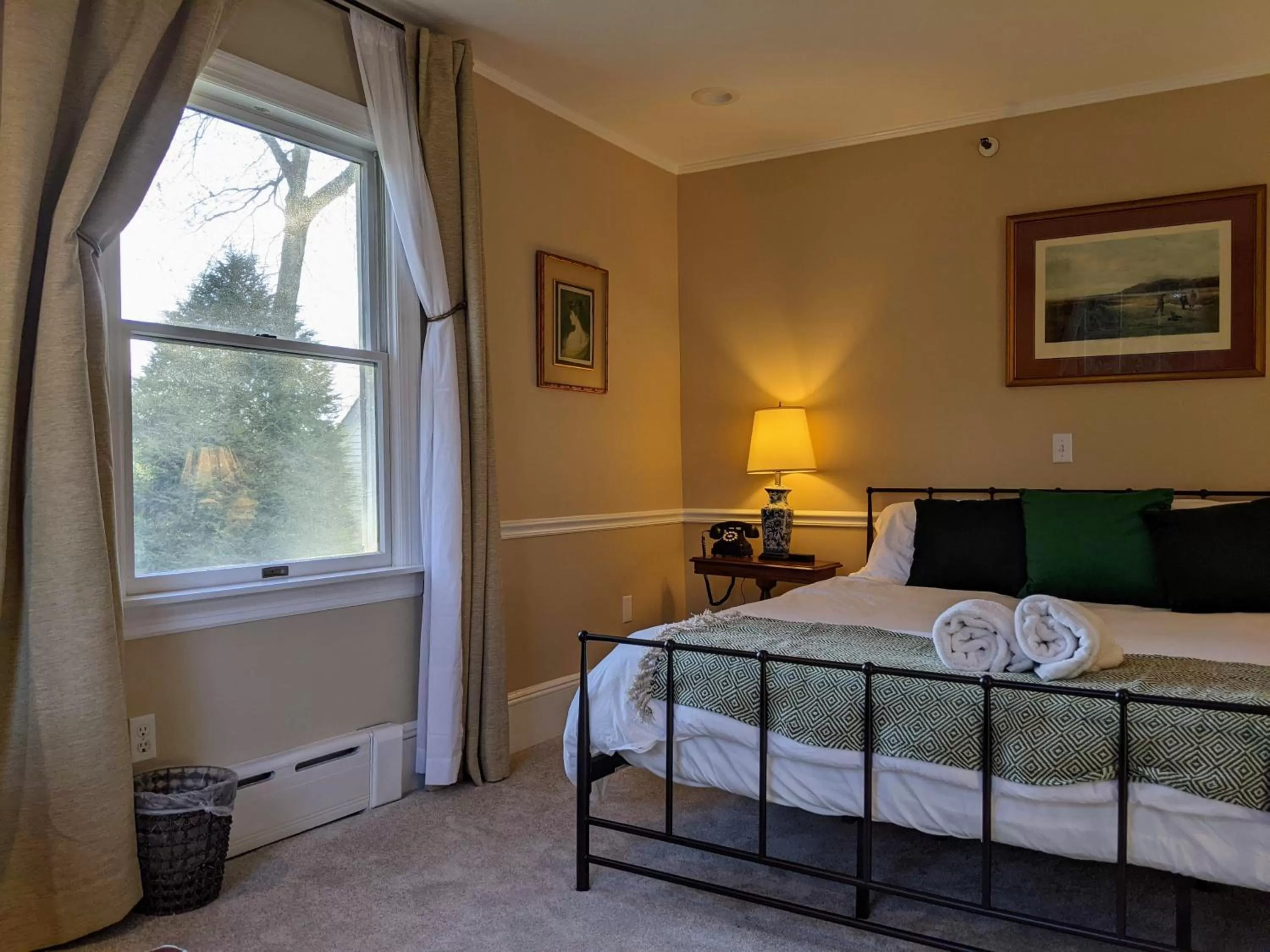 Bed in Stanton House Inn