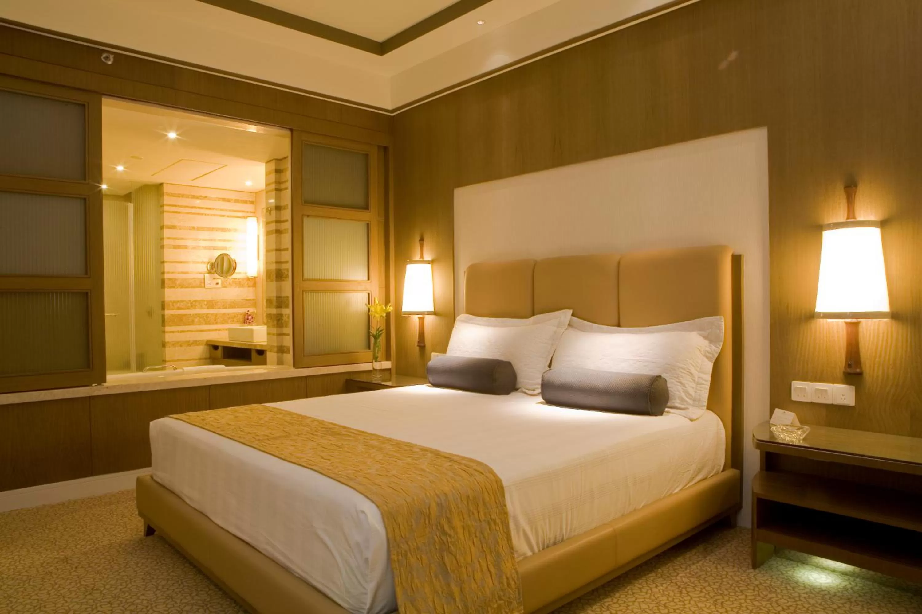Bed in Crowne Plaza New Delhi Okhla by IHG