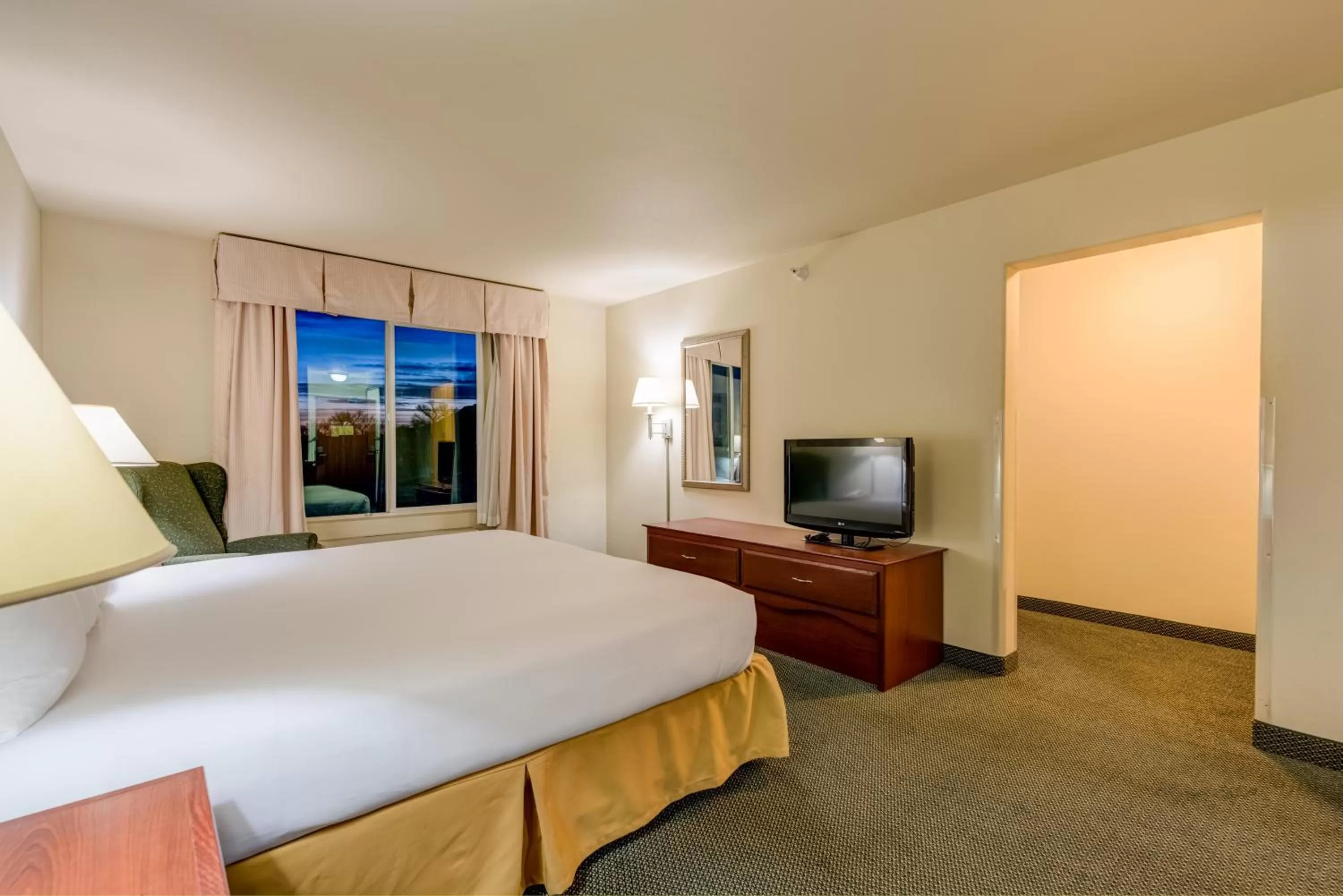 TV and multimedia, Bed in Grand River Hotel