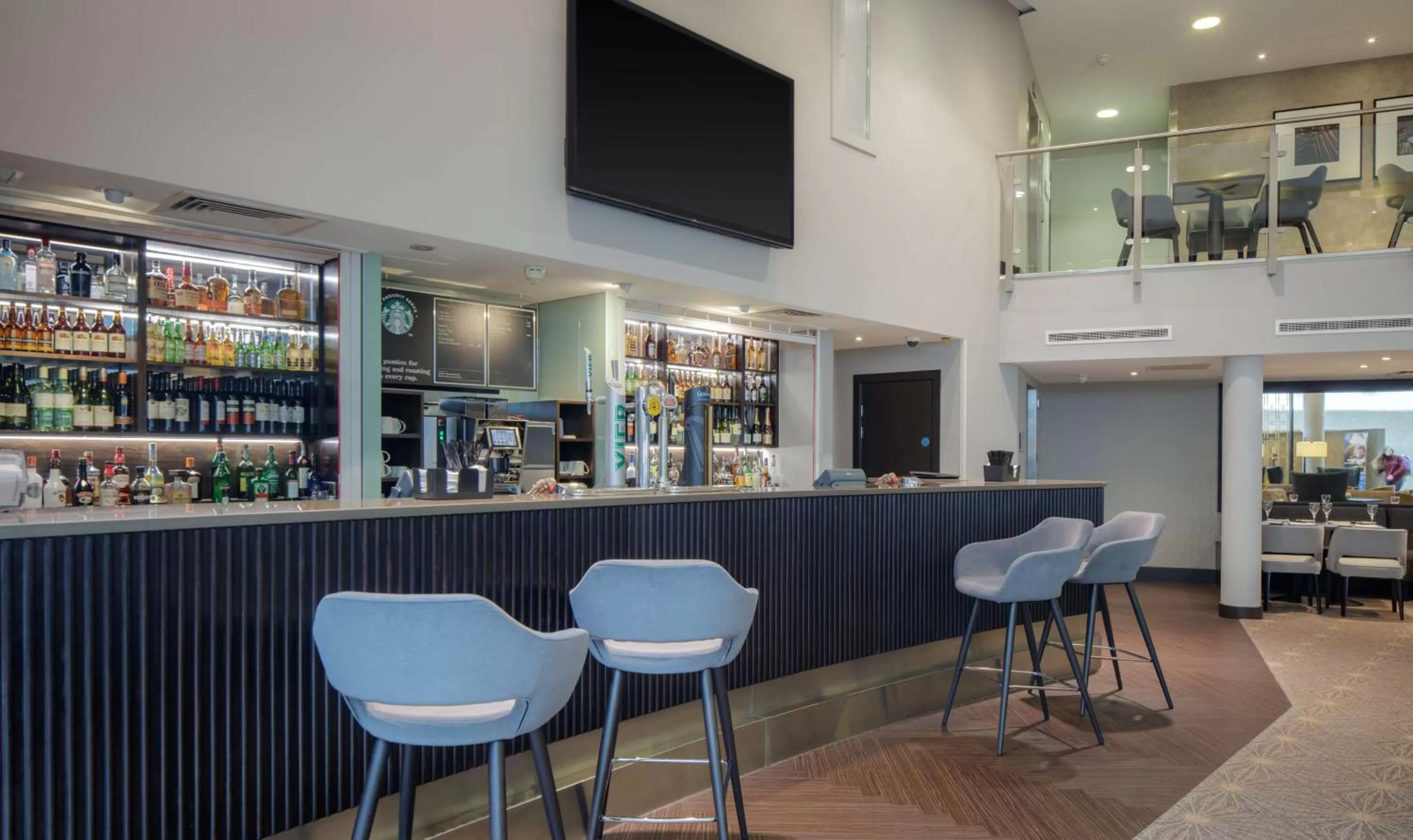 Lounge or bar in DoubleTree by Hilton London Heathrow Airport