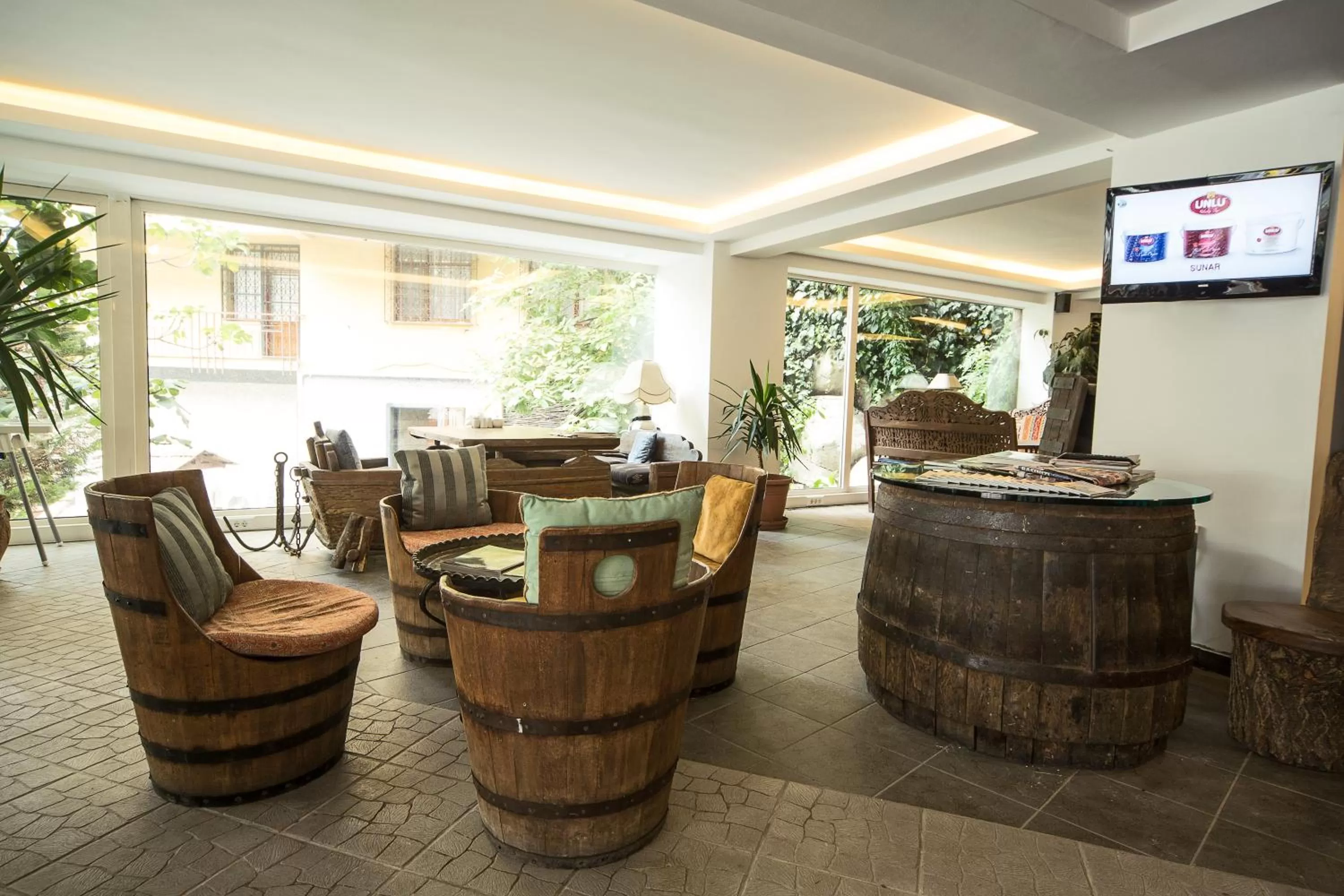 Restaurant/places to eat in Semsan Hotel