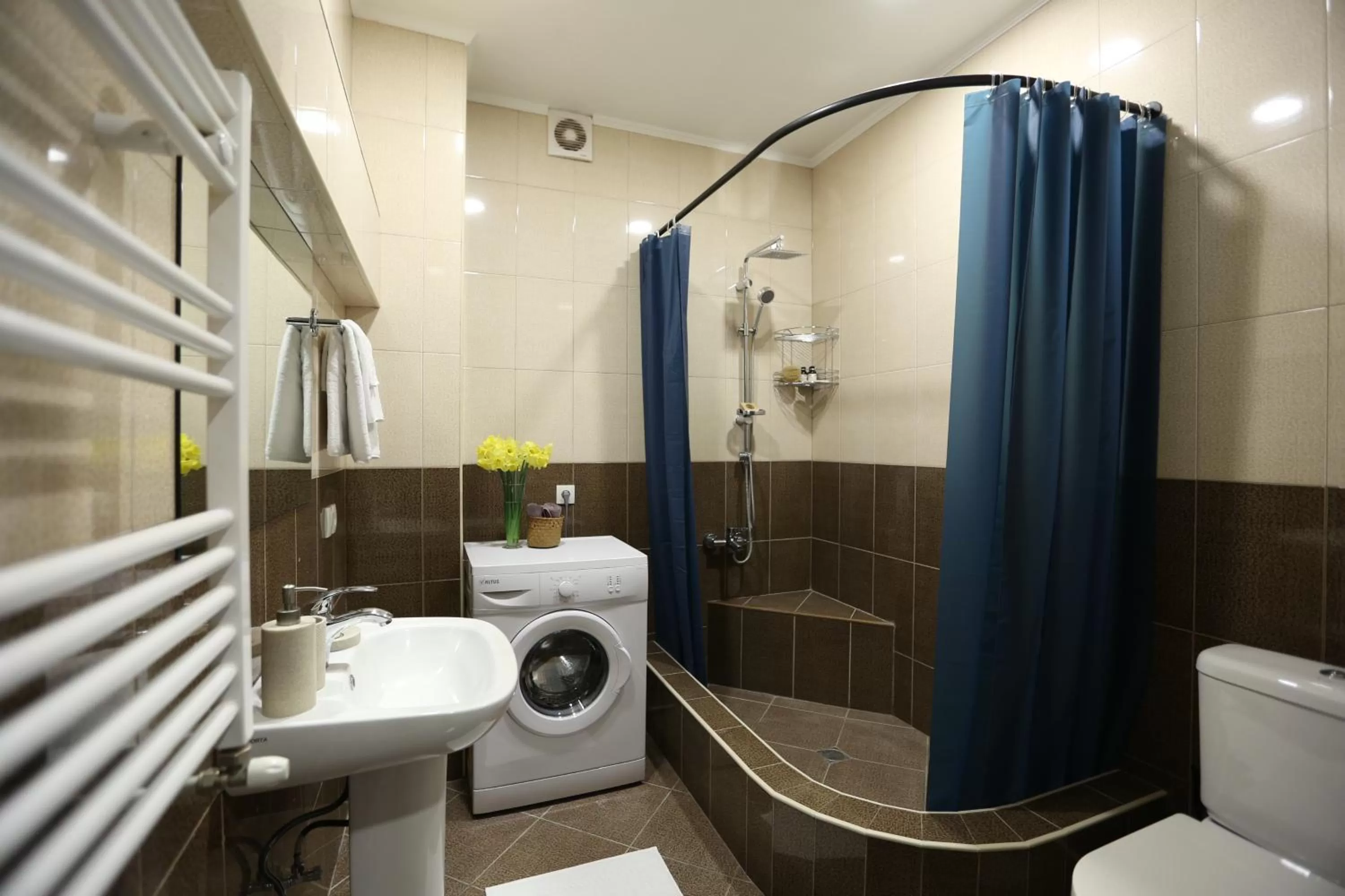 Shower, Bathroom in Kindli Hotel