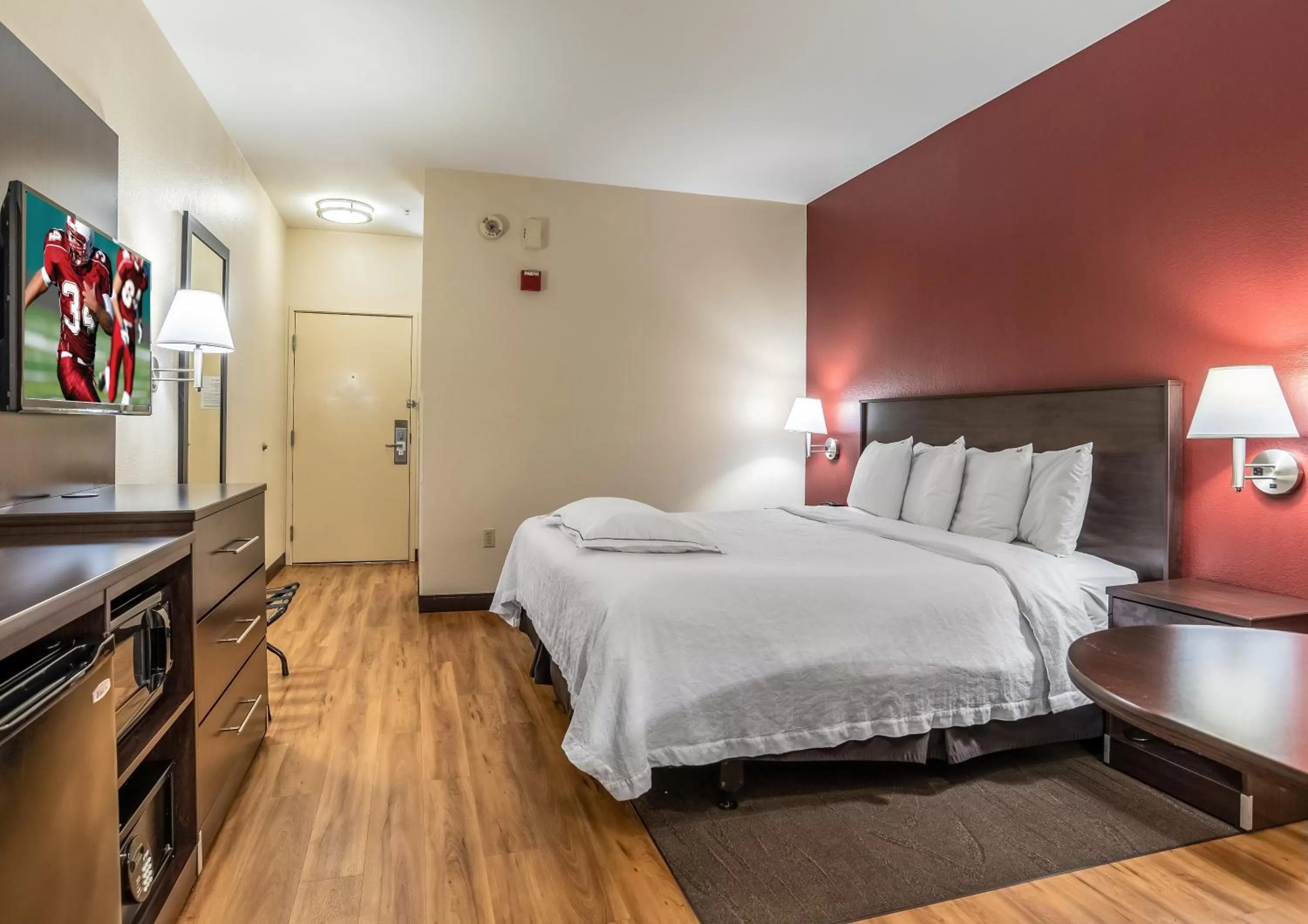 Photo of the whole room, Bed in Red Roof Inn PLUS+ San Antonio Downtown - Riverwalk