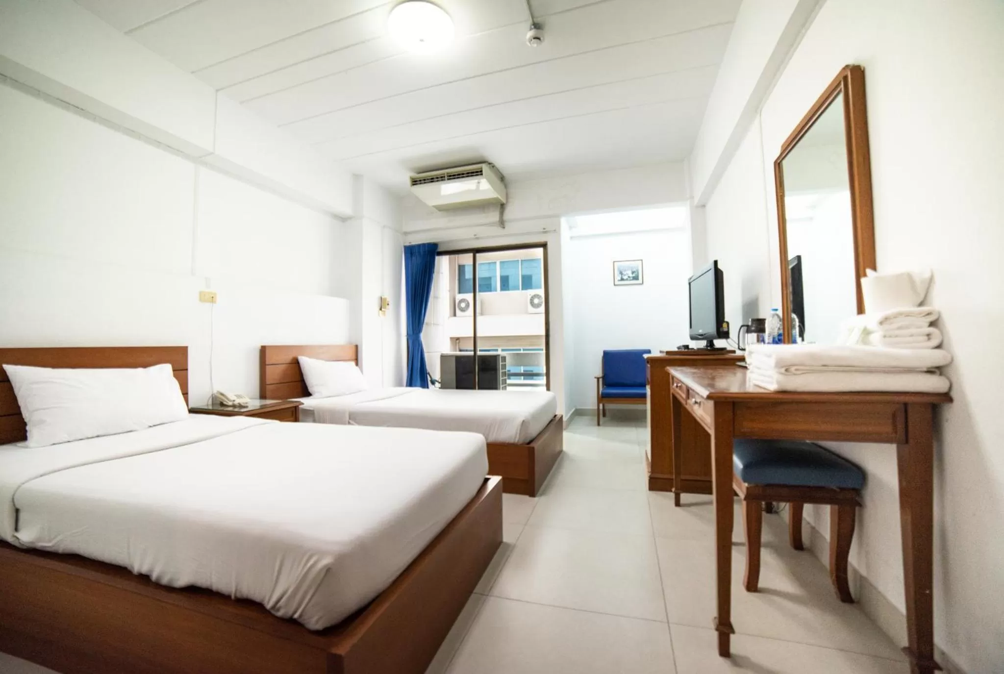 Photo of the whole room, Bed in Siam Palace Hotel