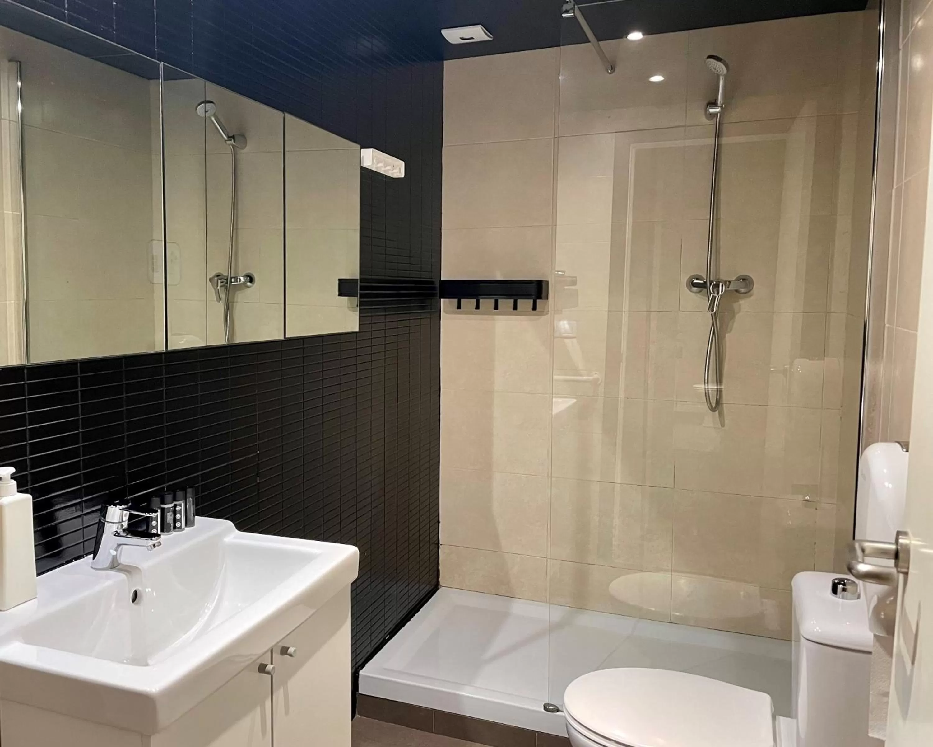 Shower in MD Modern Hotel - Jardines