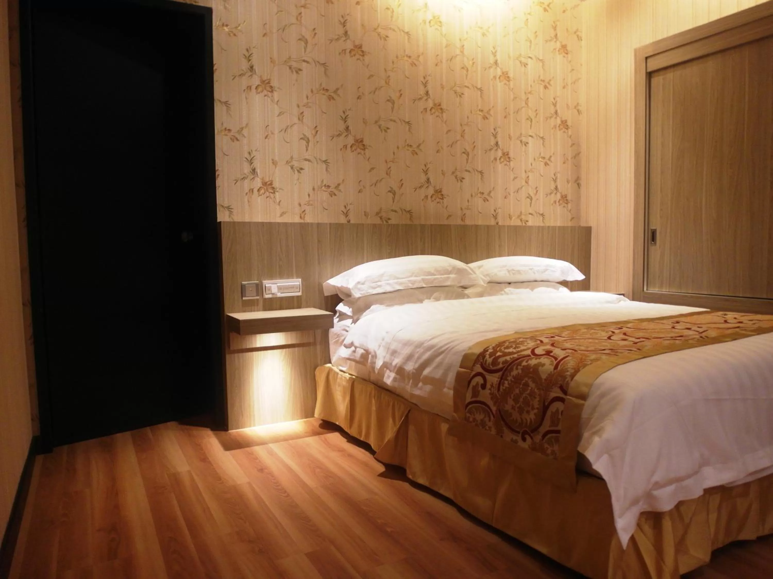 Bedroom, Bed in Mandarin Hotel Kota Kinabalu