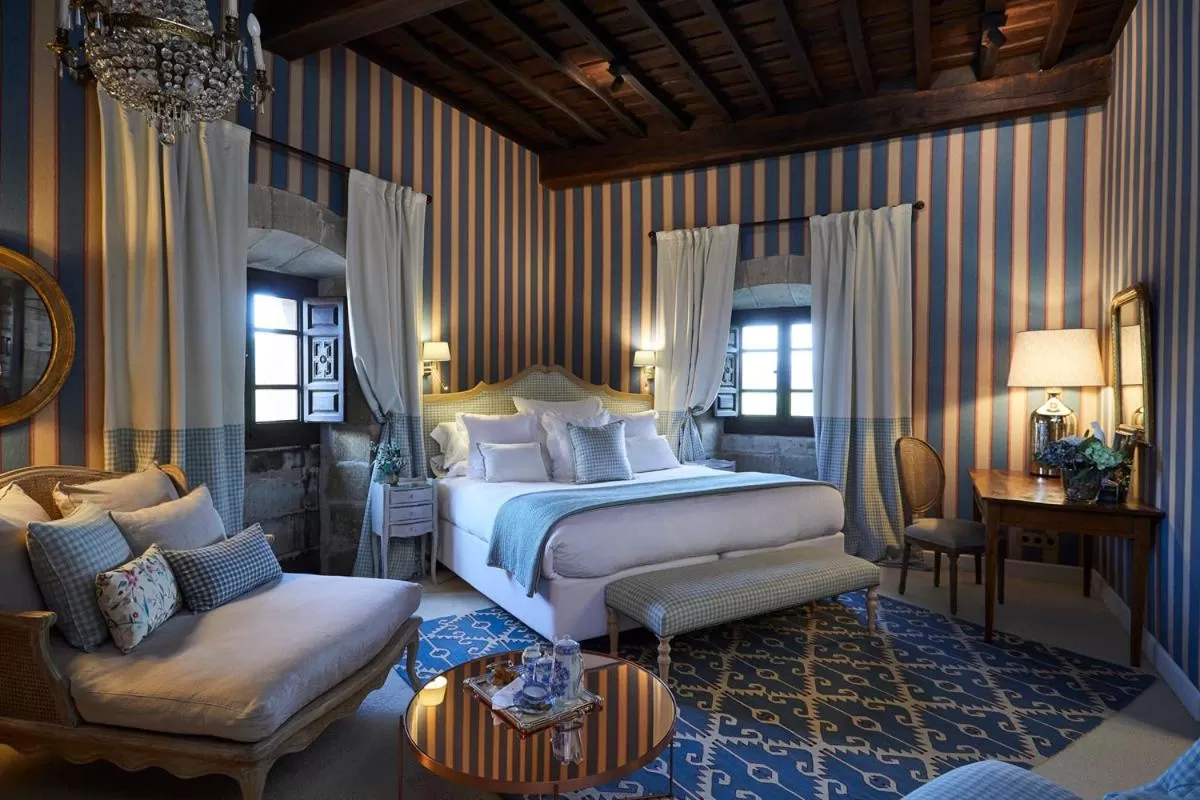 Photo of the whole room, Bed in Helguera Palacio Boutique & Antique