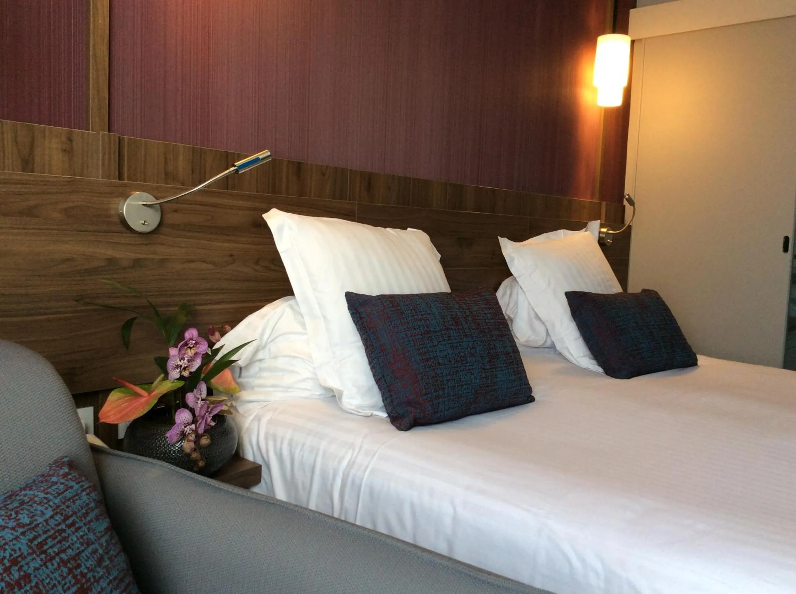 Bed in Best Western Le Duguesclin Hôtel-Restaurant