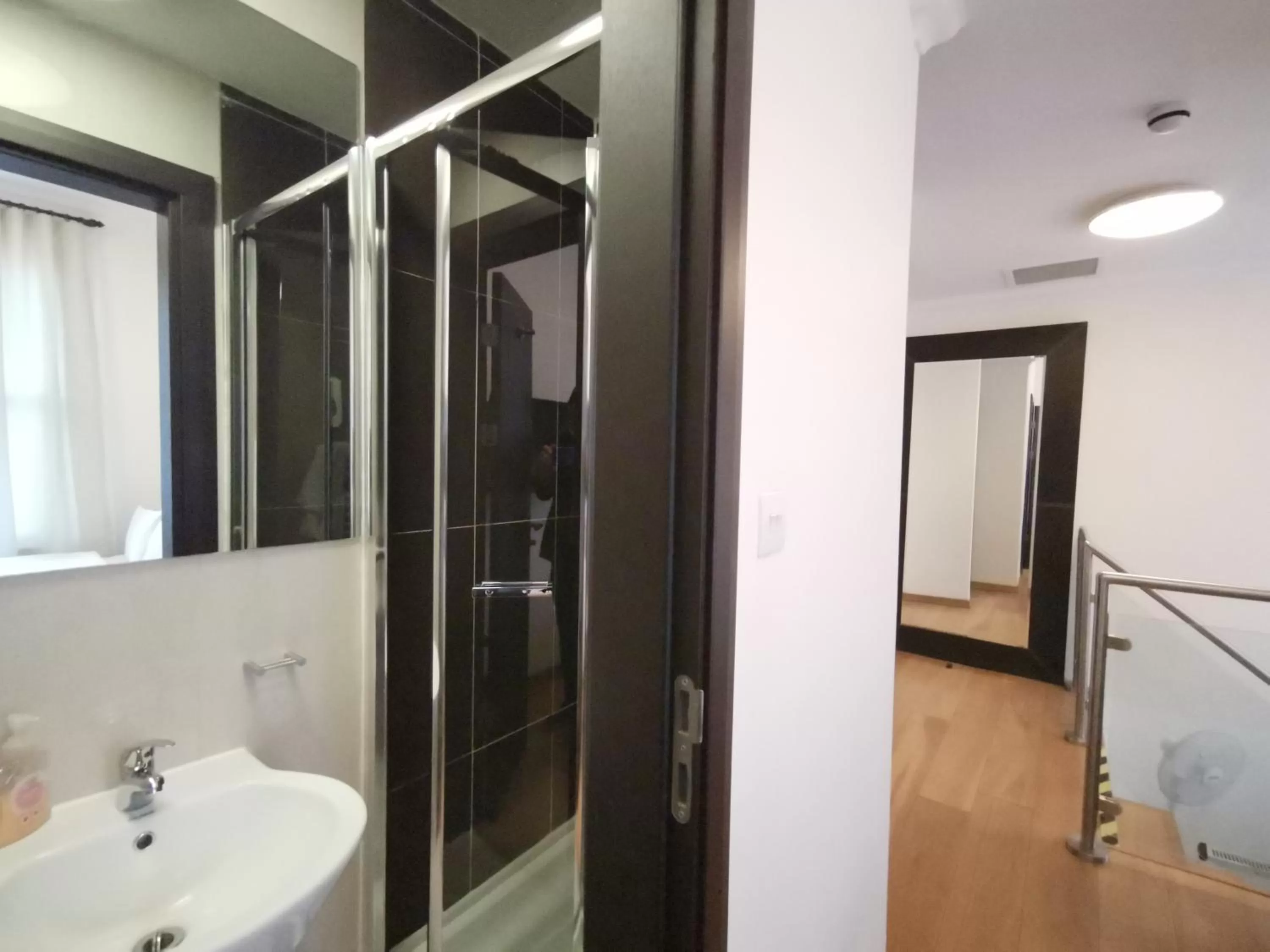 Shower in The Royale Chulan Hyde Park Hotel