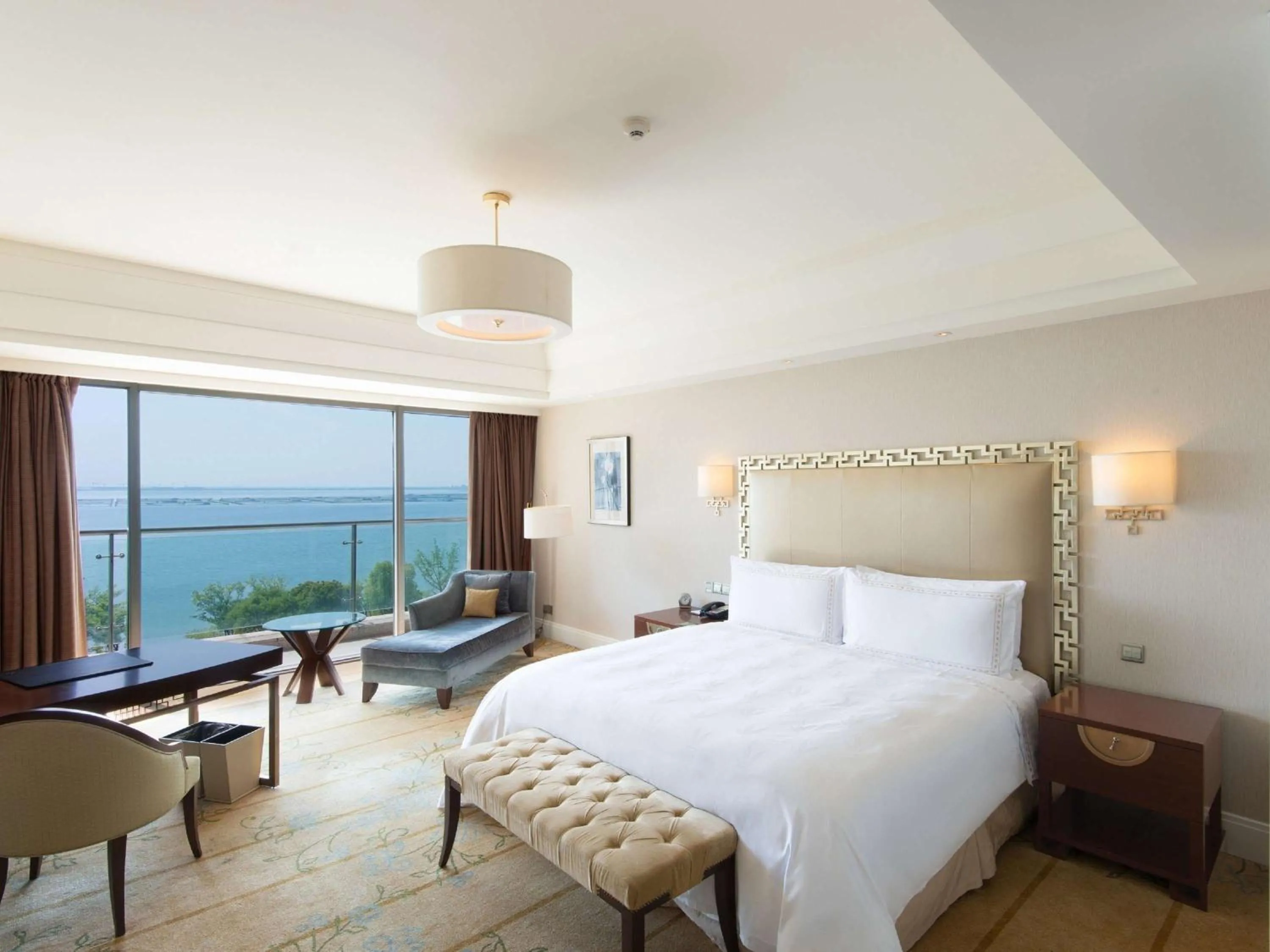 Photo of the whole room, Bed in Fairmont Yangcheng Lake