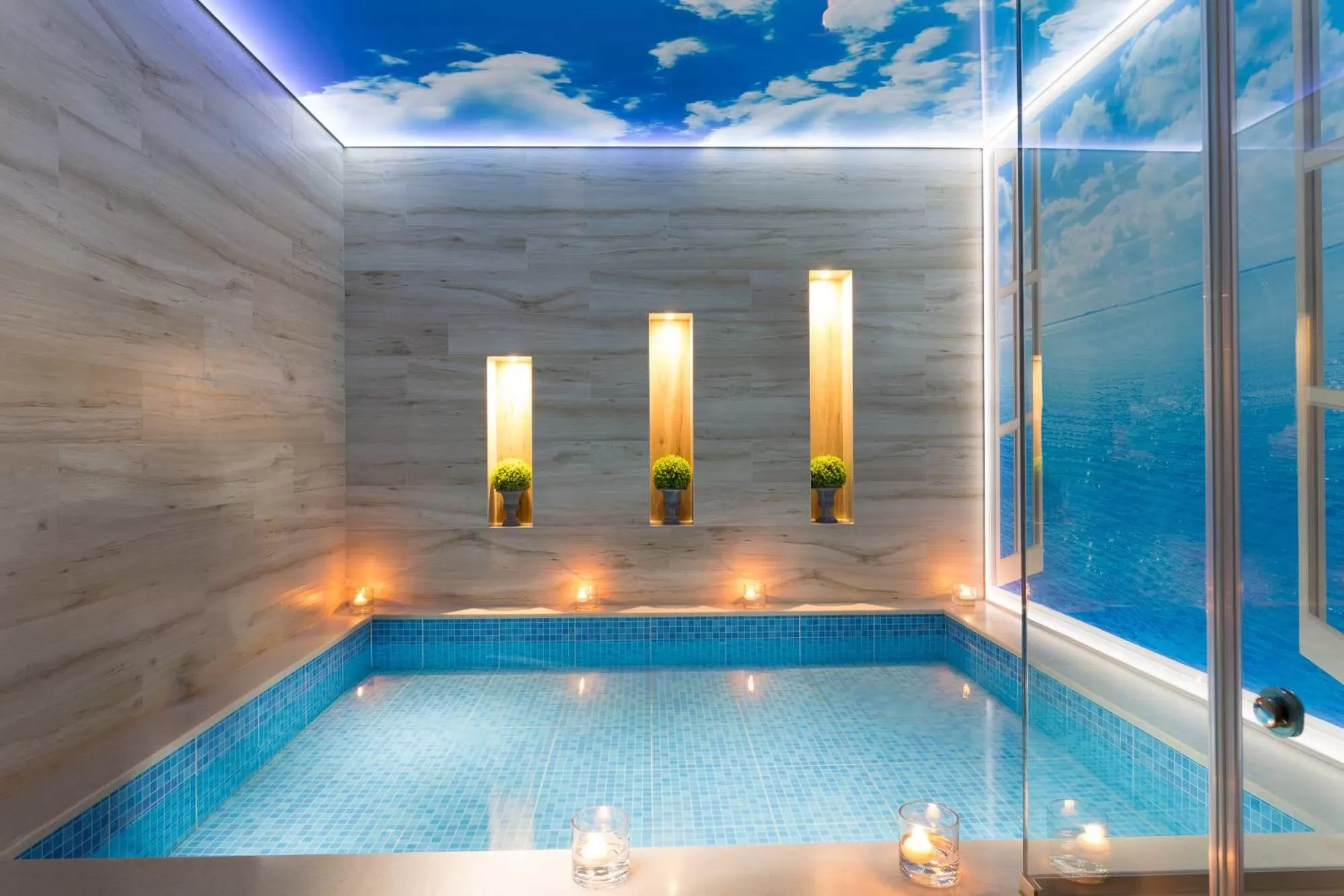 Area and facilities, Swimming Pool in Jumeirah Emirates Towers