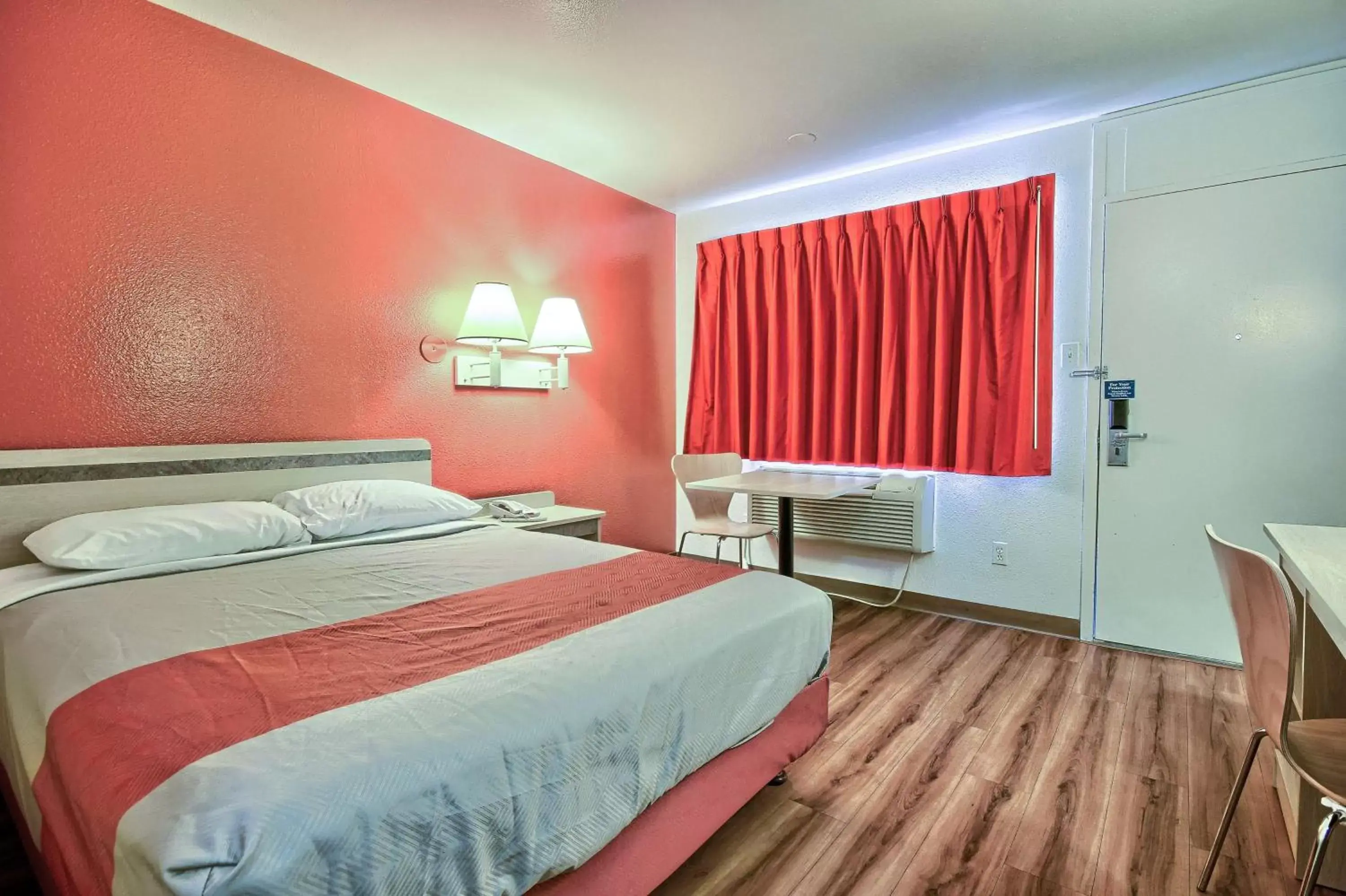 Standard Queen Room in Motel 6-Tulare, CA Standard Queen Room in Motel 6-Tulare, CA