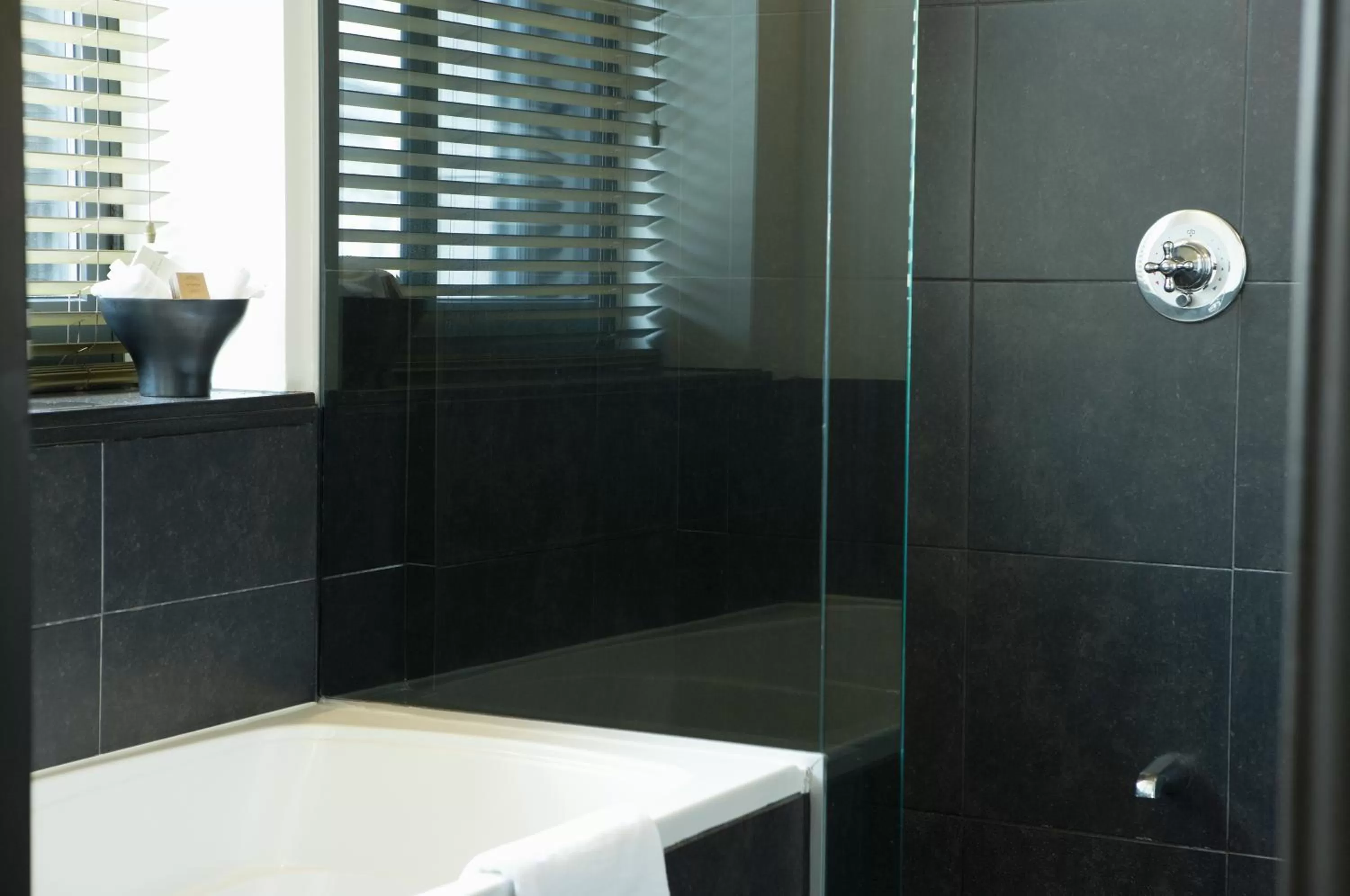 Shower in Hôtel Le Germain Québec