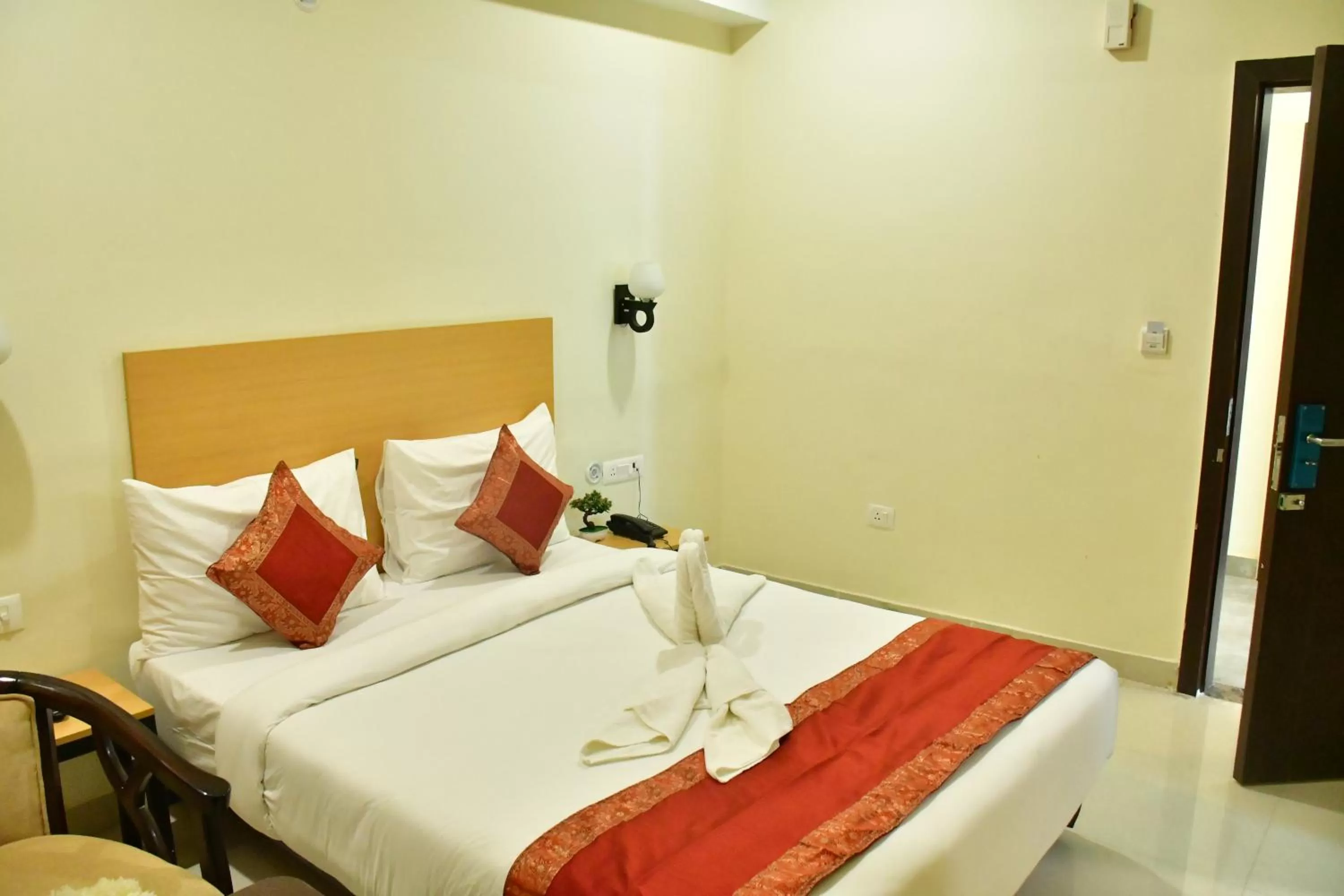 Bed in Hotel Yatharth Inn