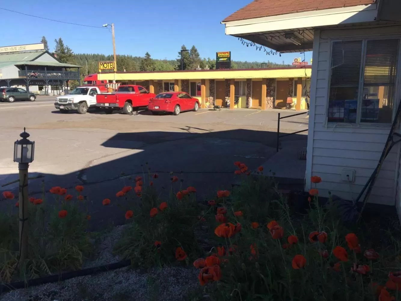 Property building in Budget Inn Motel Chemult