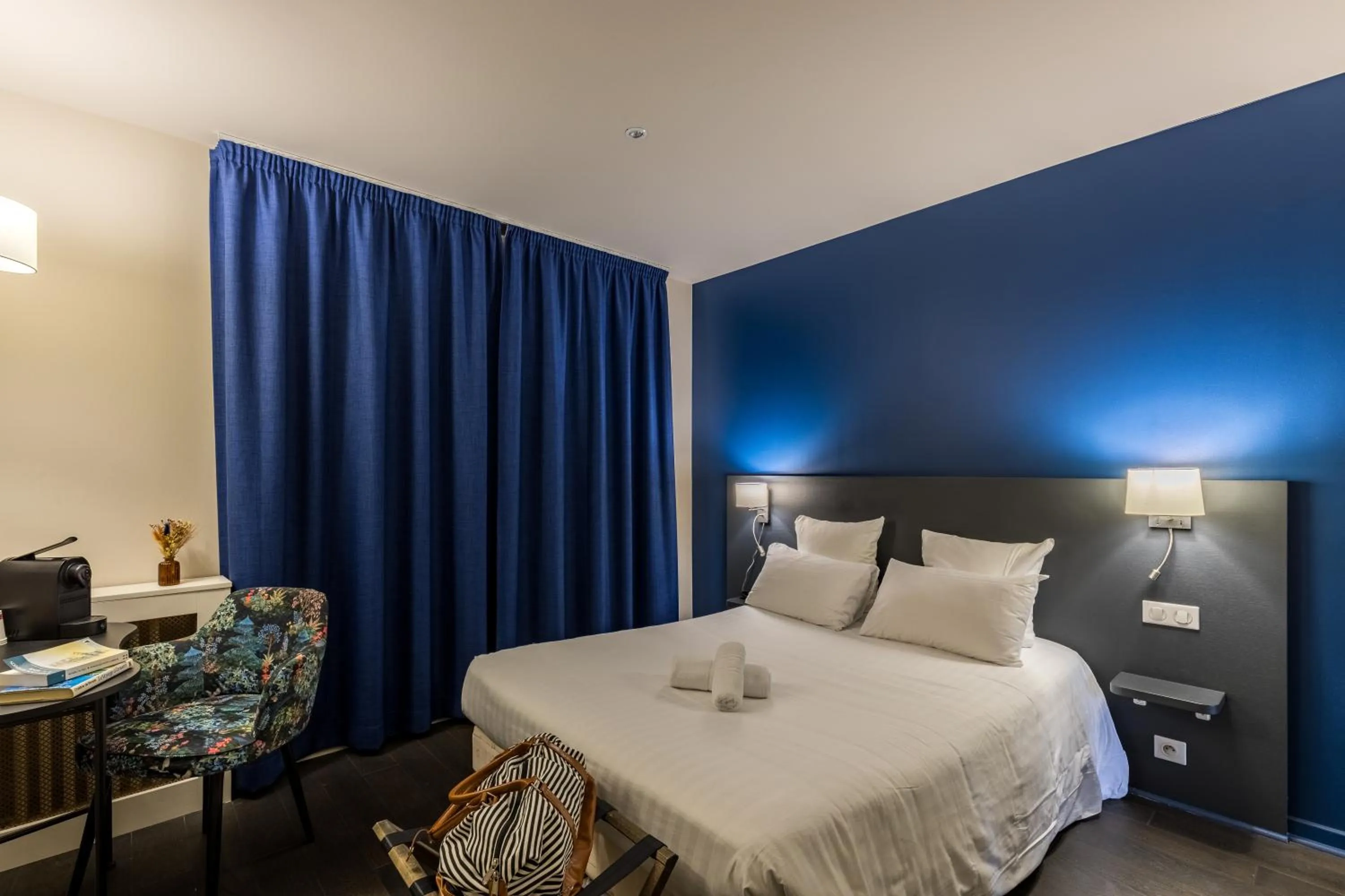 Night, Bed in Hotel-Restaurant Le Victoria