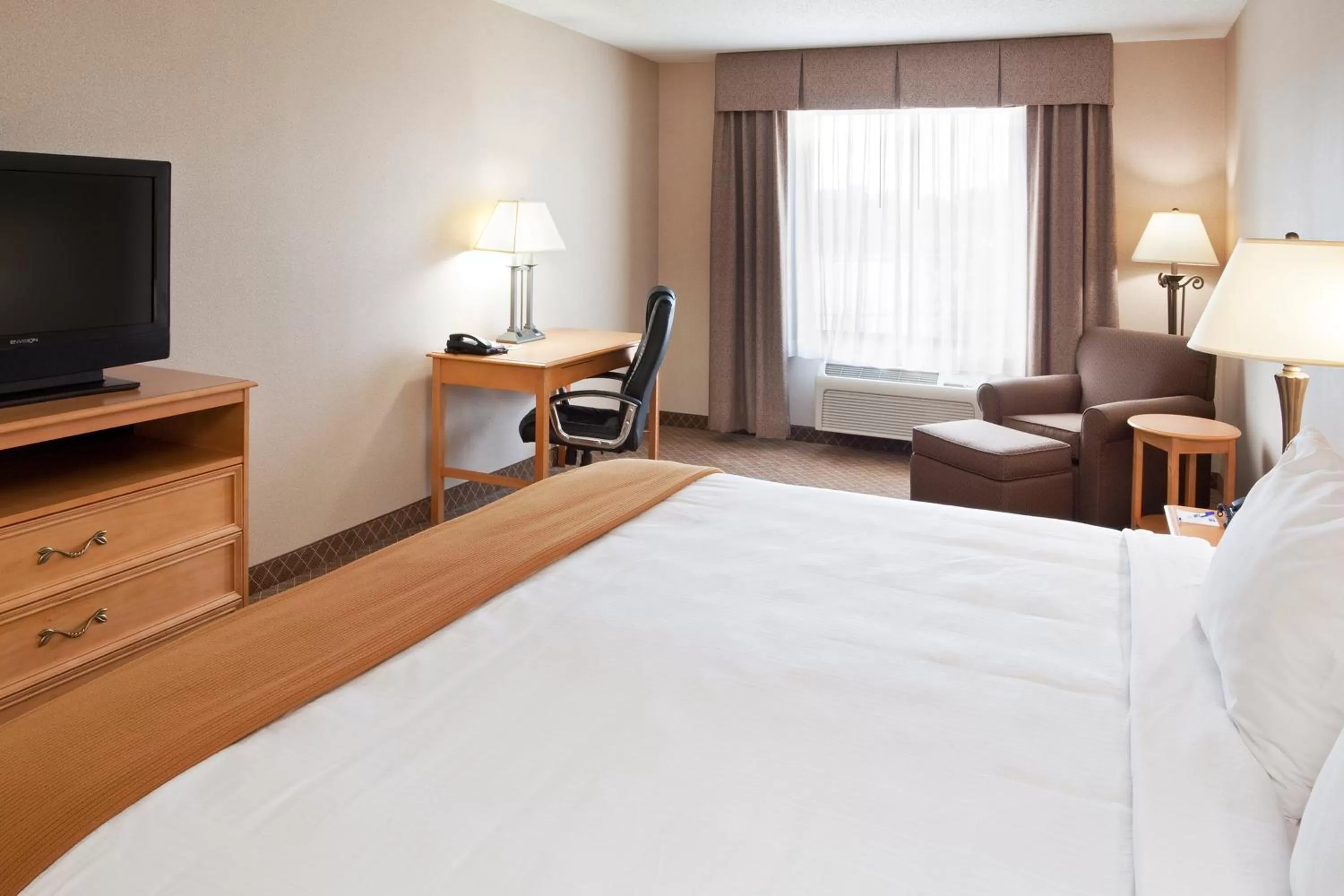 Photo of the whole room, Bed in Holiday Inn Express Hotel & Suites Chesterfield - Selfridge Area by IHG