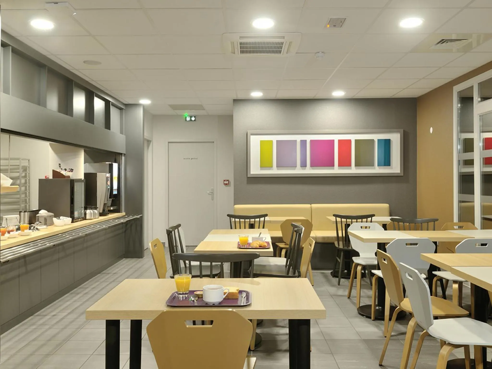 Restaurant/places to eat in B&B HOTEL Lyon Caluire Cité Internationale