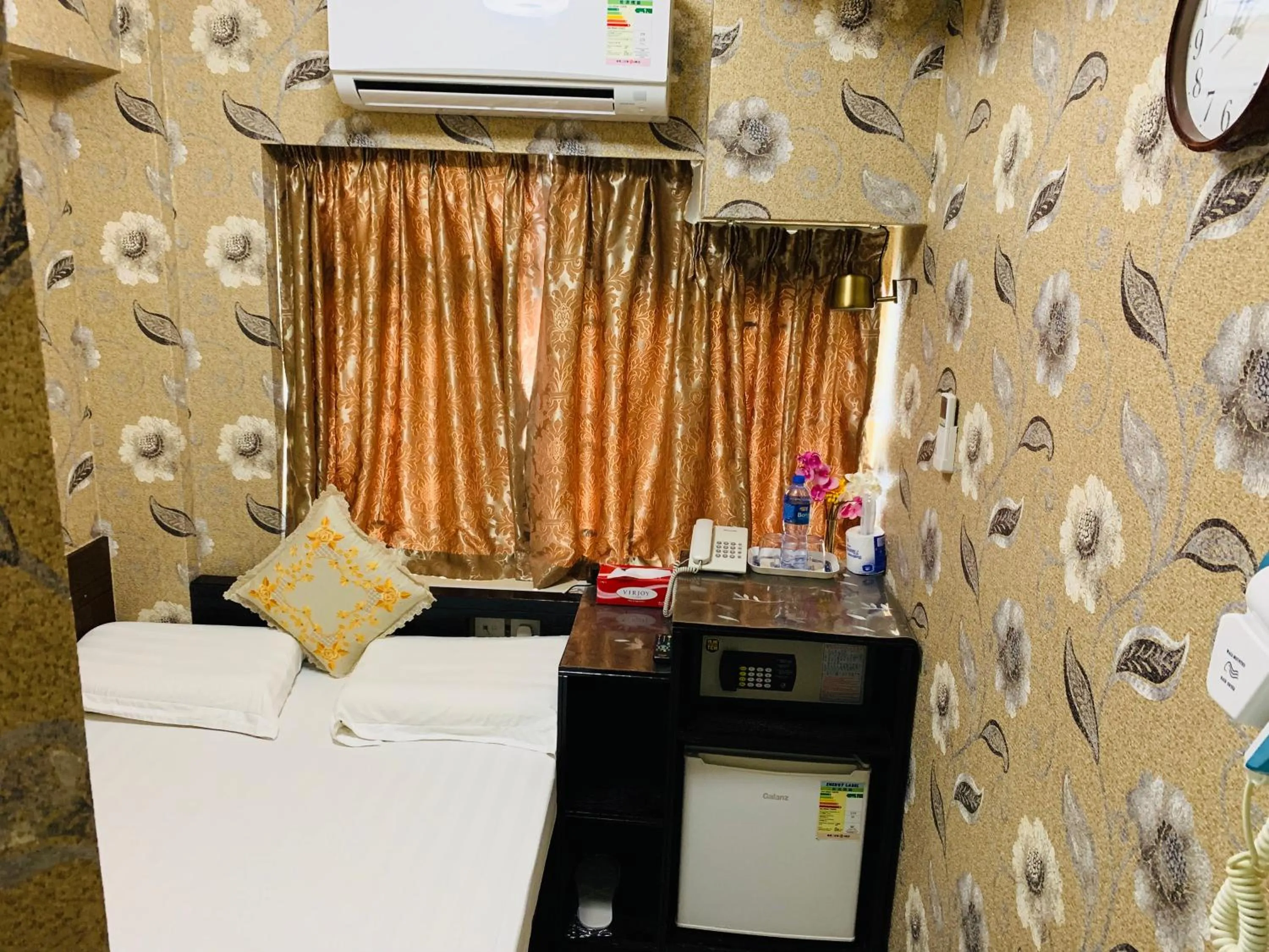 Photo of the whole room in Modern