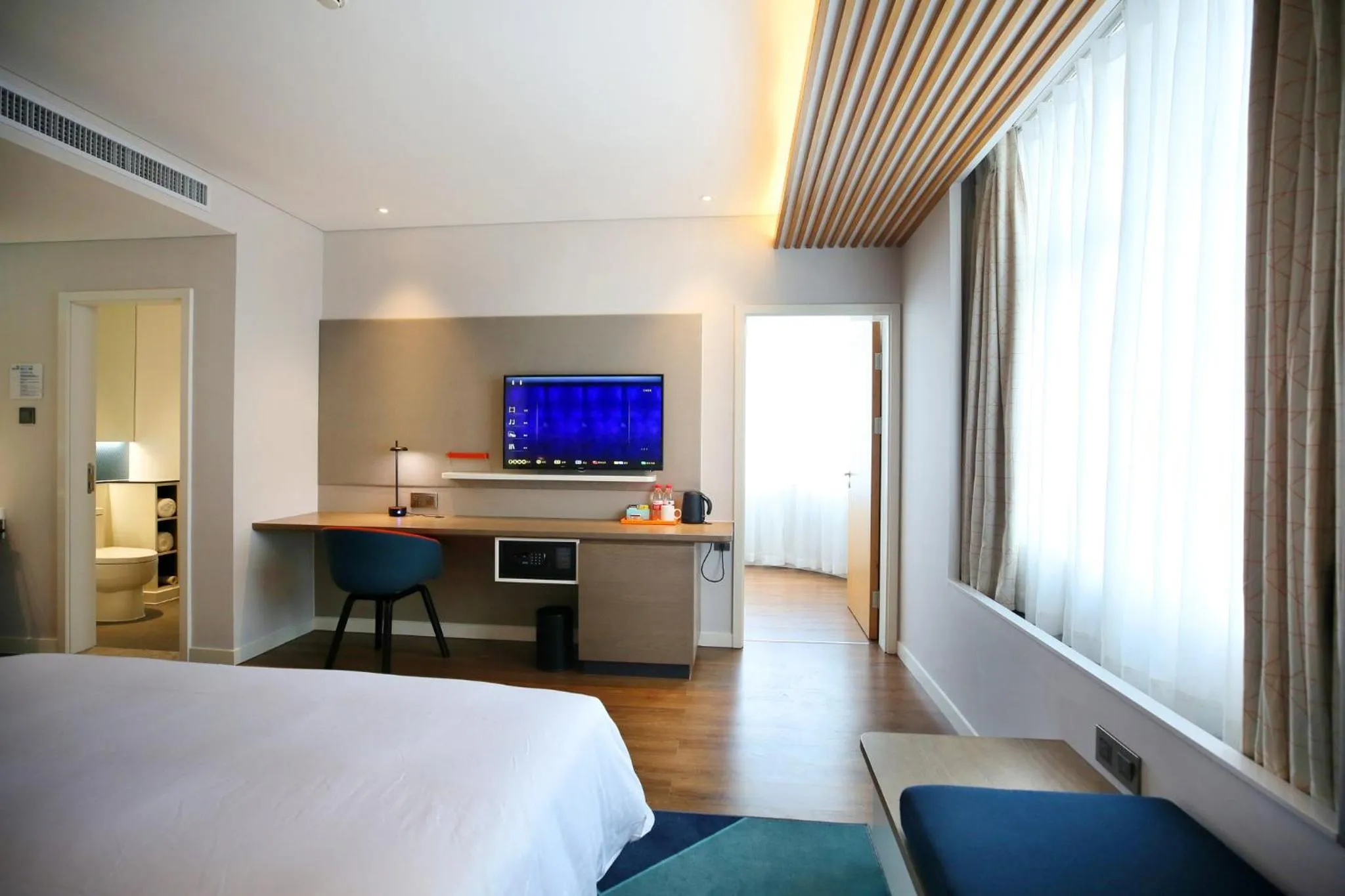 Photo of the whole room, Bed in Holiday Inn Express Chengdu North Railway Station by IHG - Near Panda Base, Near Chunxi Road Free laundromat