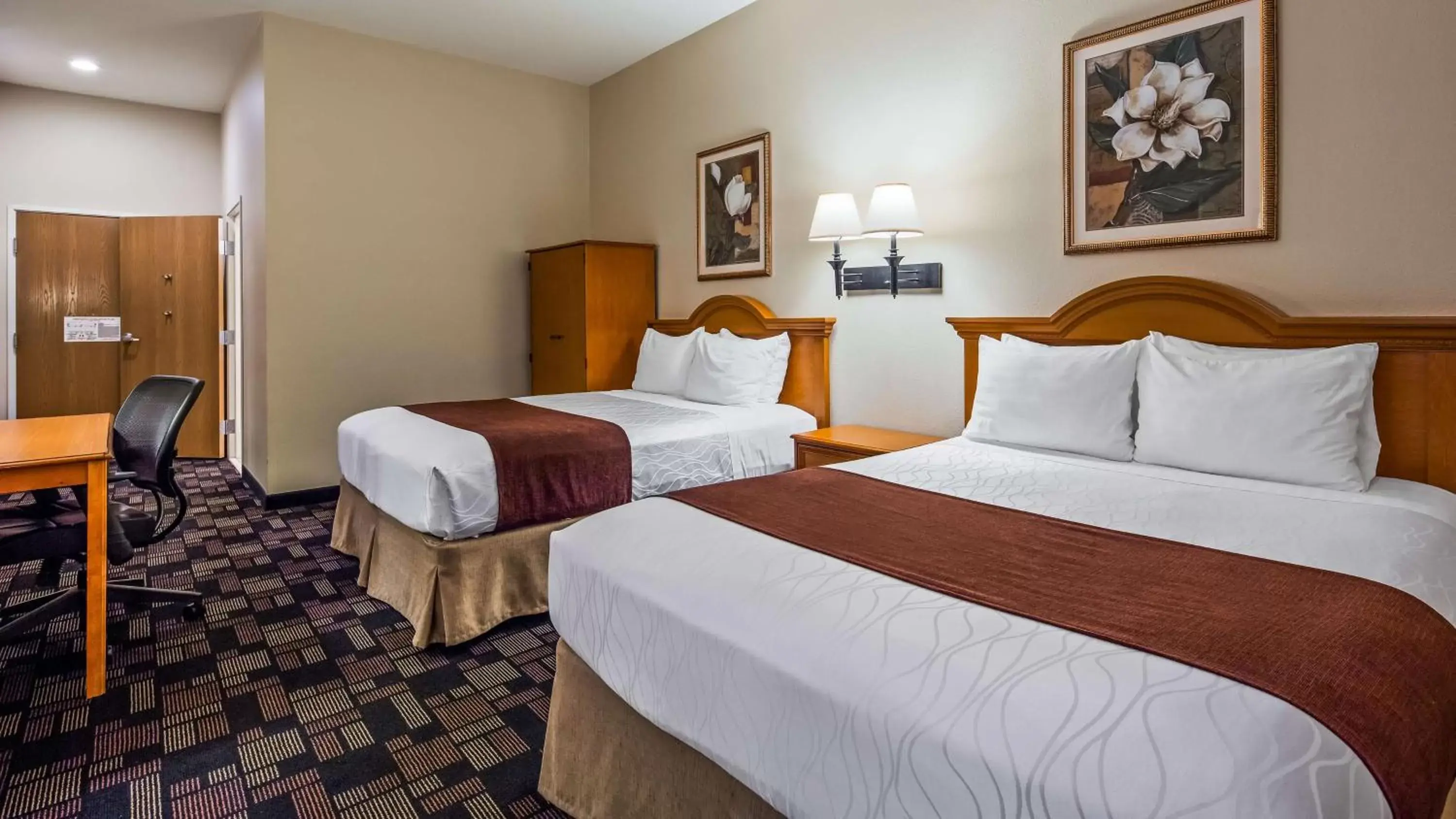 Queen Room with Two Queen Beds and Bath Tub - Disability/Non-Smoking in Best Western Longview Queen Room with Two Queen Beds and Bath Tub - Disability/Non-Smoking in Best Western Longview