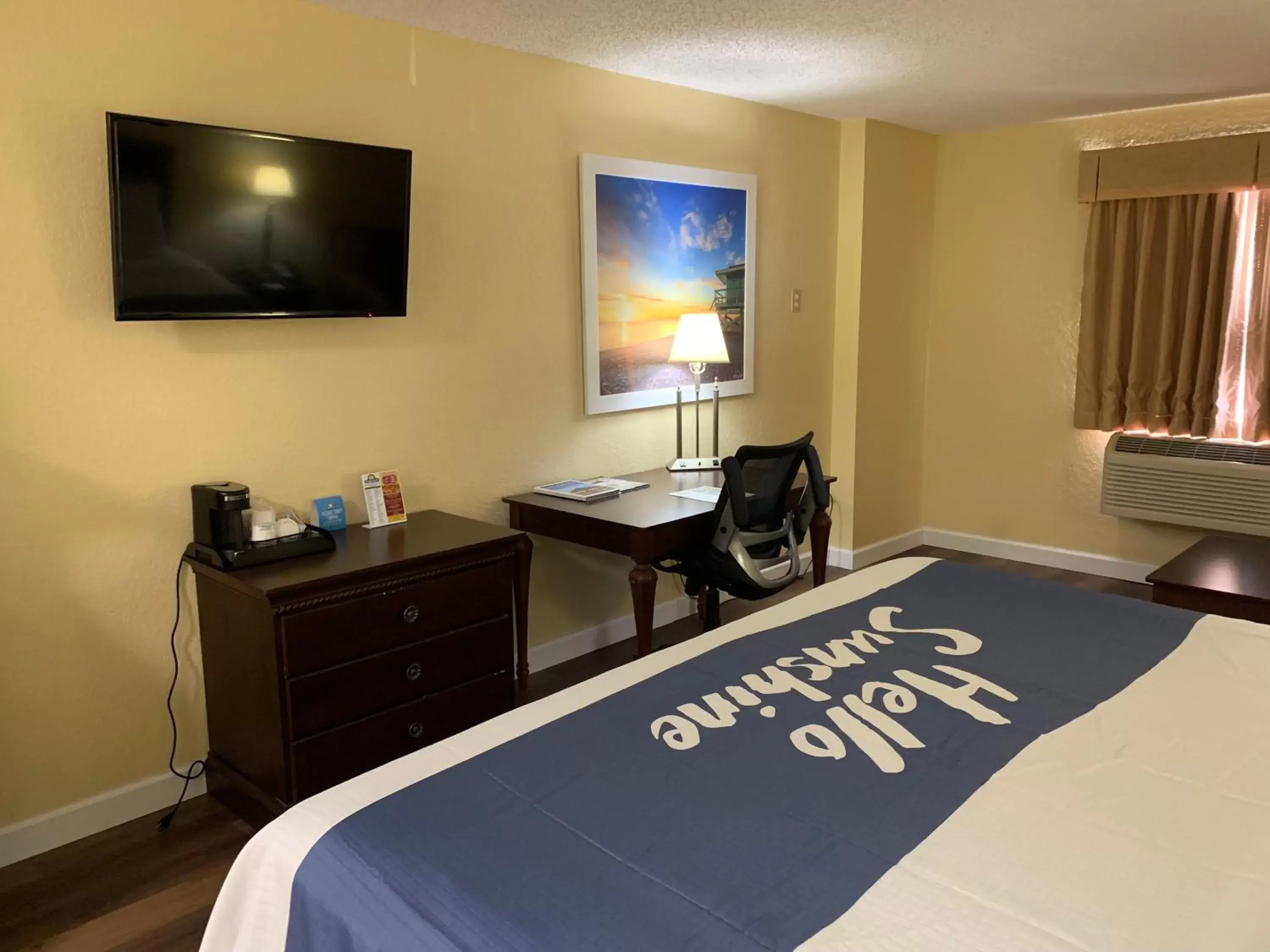 King Room with Mobility/Hearing Impaired Access - Non-Smoking in Days Inn by Wyndham Sarasota I-75 King Room with Mobility/Hearing Impaired Access - Non-Smoking in Days Inn by Wyndham Sarasota I-75