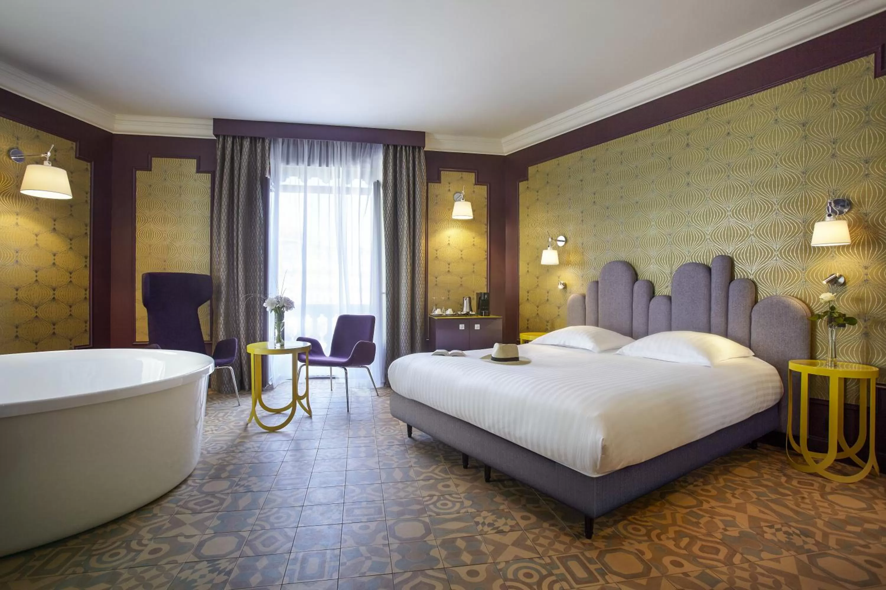 Bathroom, Bed in Grand Hôtel du Midi Montpellier - Opéra Comédie