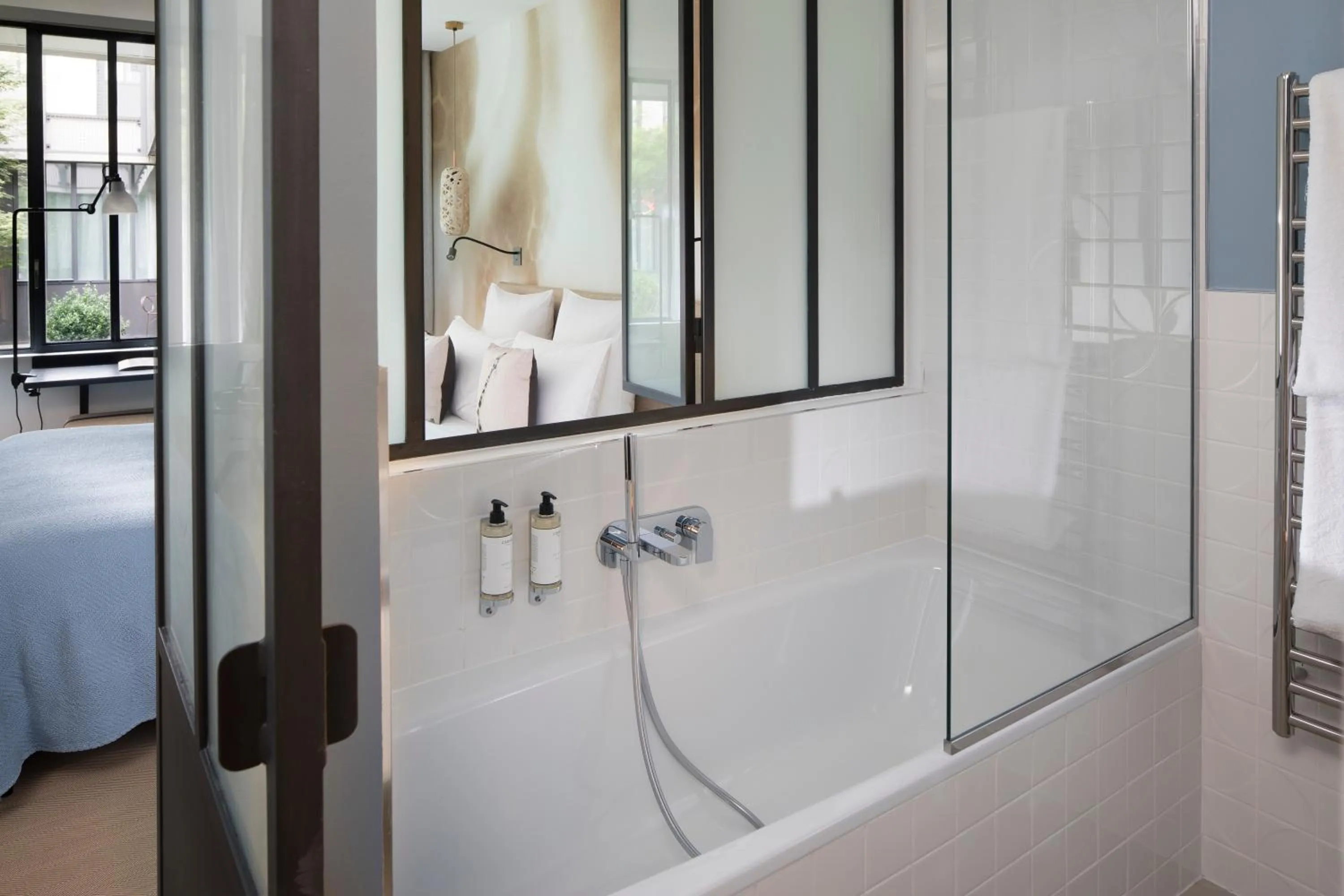 Hot Tub in Hôtel Les Deux Girafes