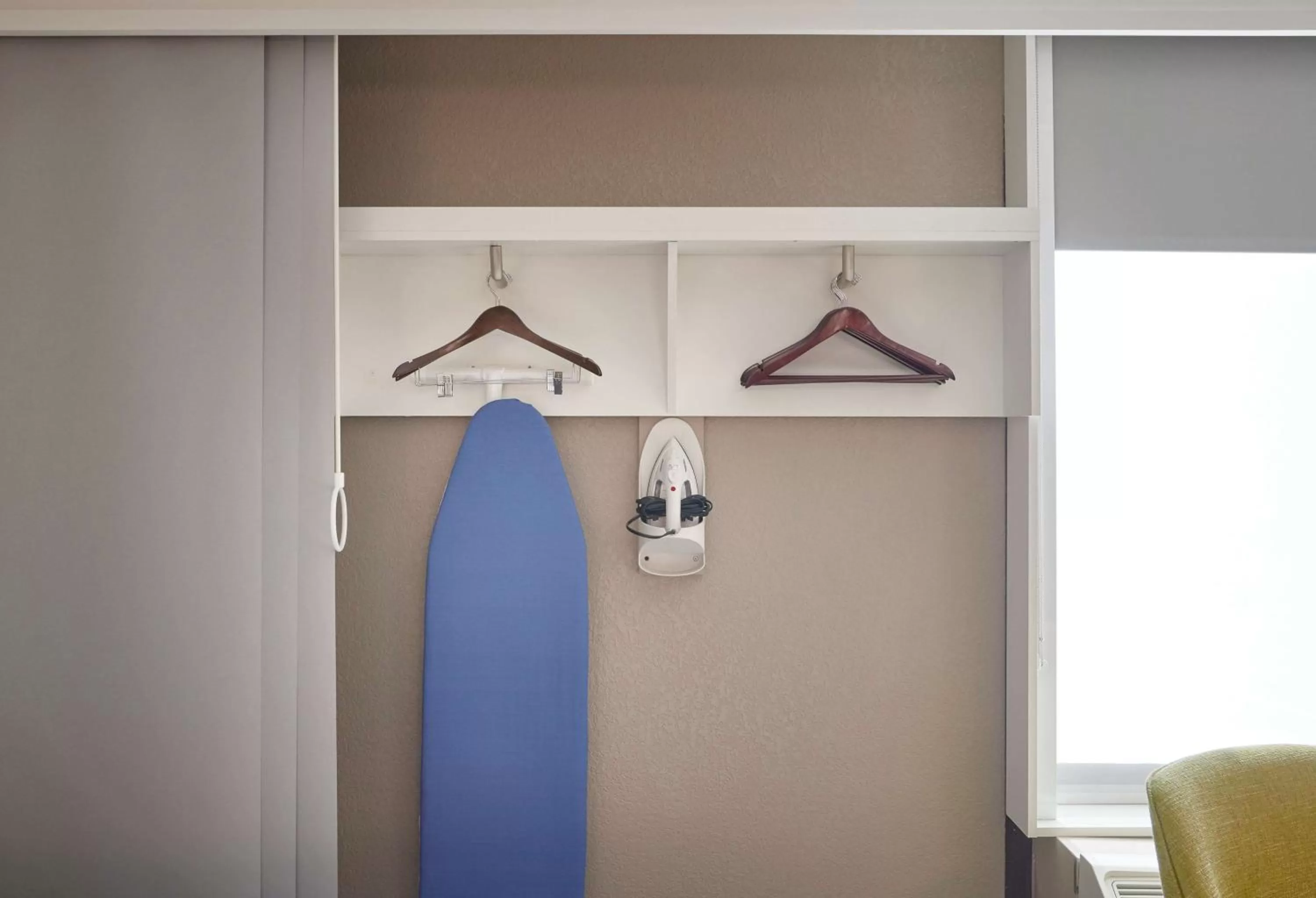 Bedroom in Hampton Inn by Hilton Harrisburg West