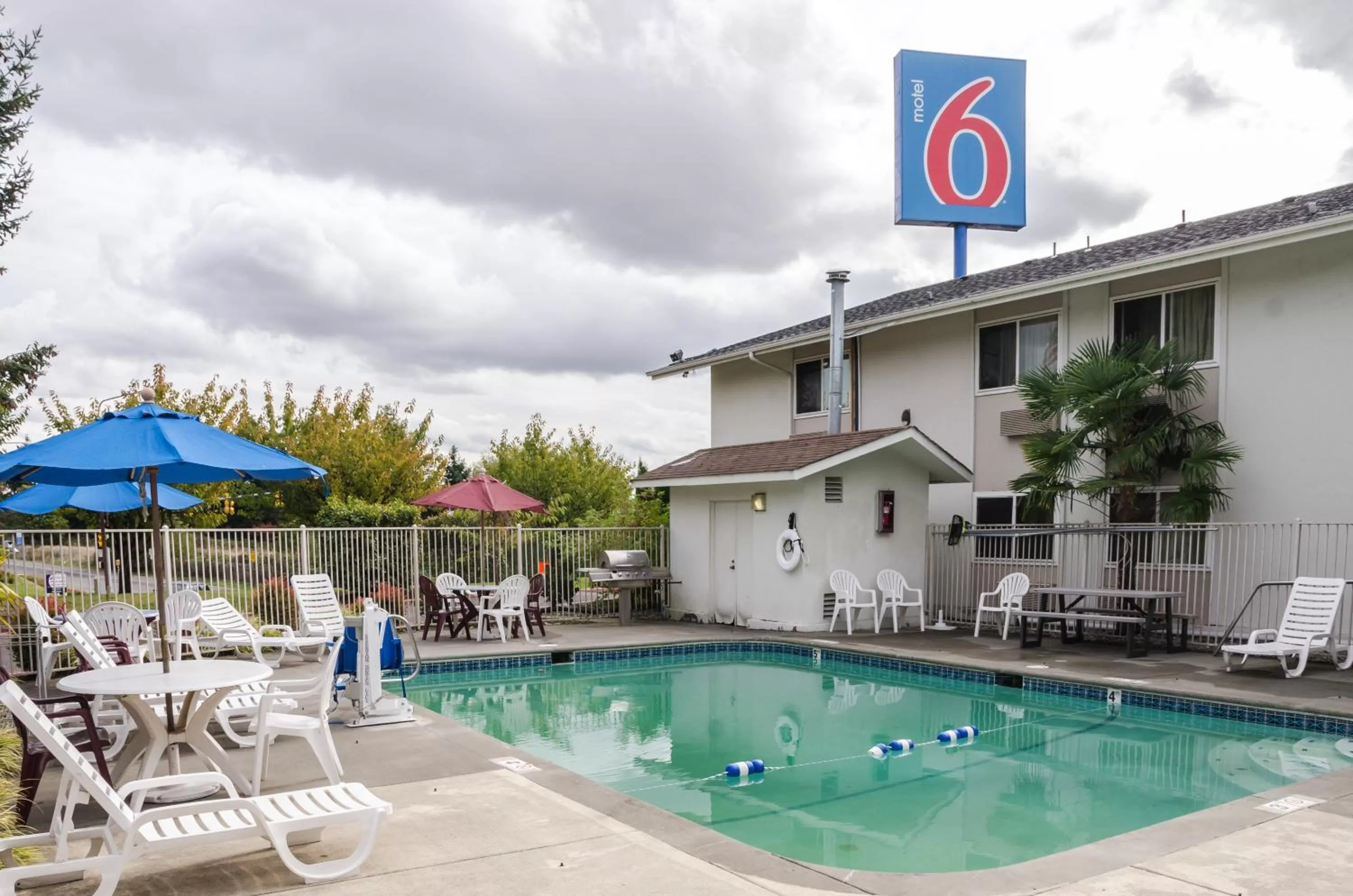 Swimming pool in Motel 6-Seattle, WA - Sea-Tac Airport South
