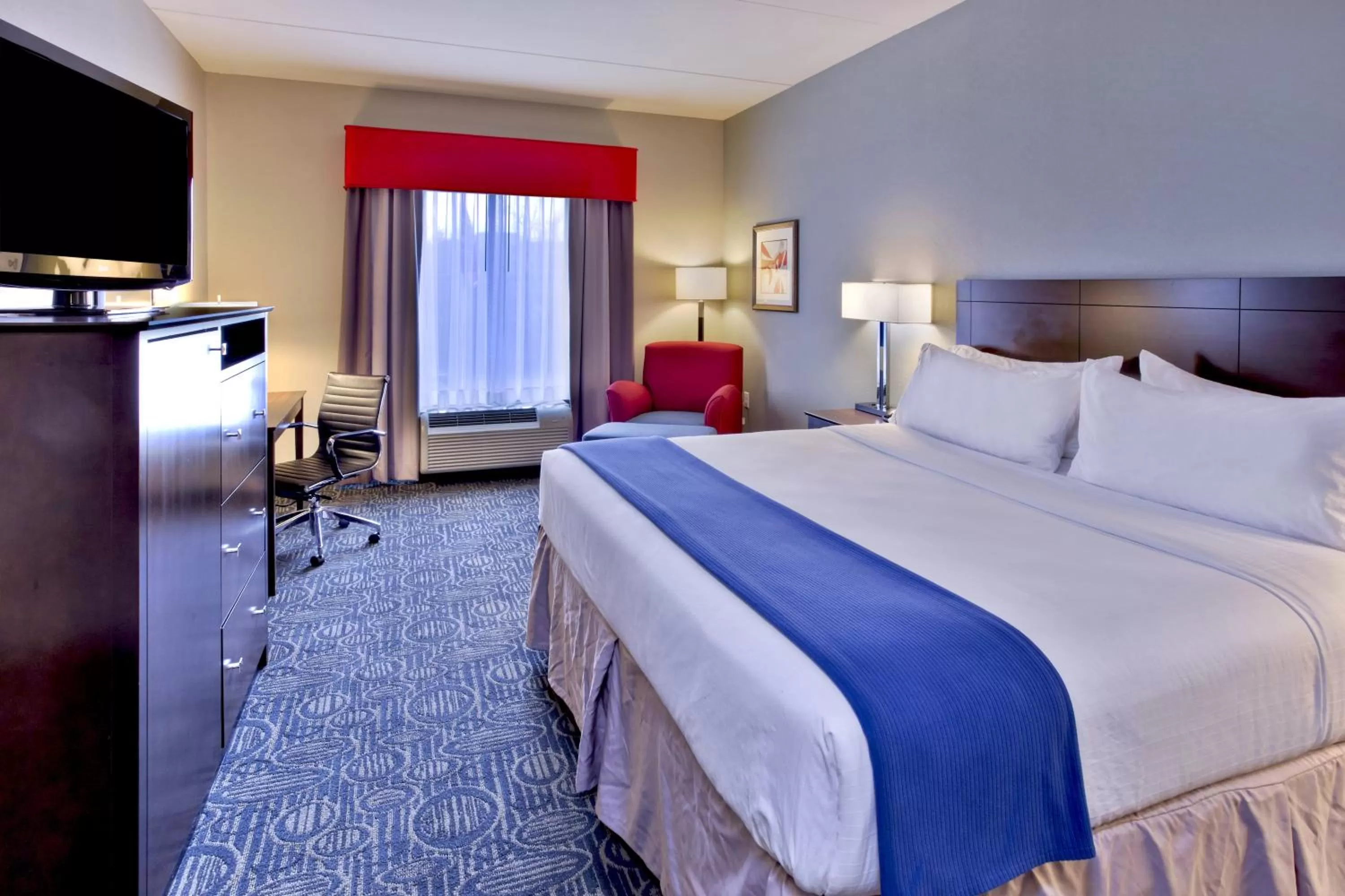 Photo of the whole room, Bed in Holiday Inn Express & Suites Oak Ridge by IHG