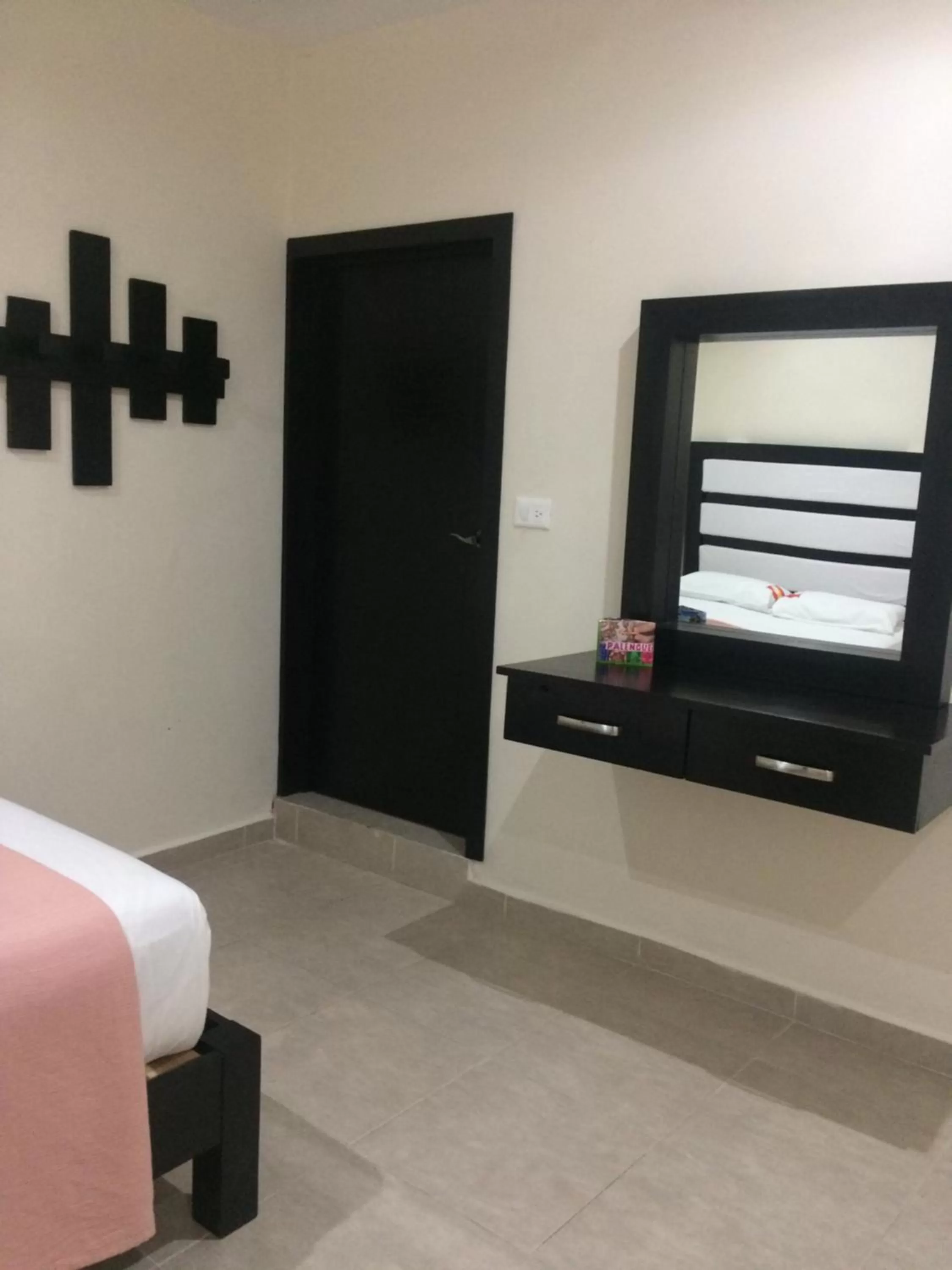 Bed, TV/Entertainment Center in Hotel Sevilla Palenque