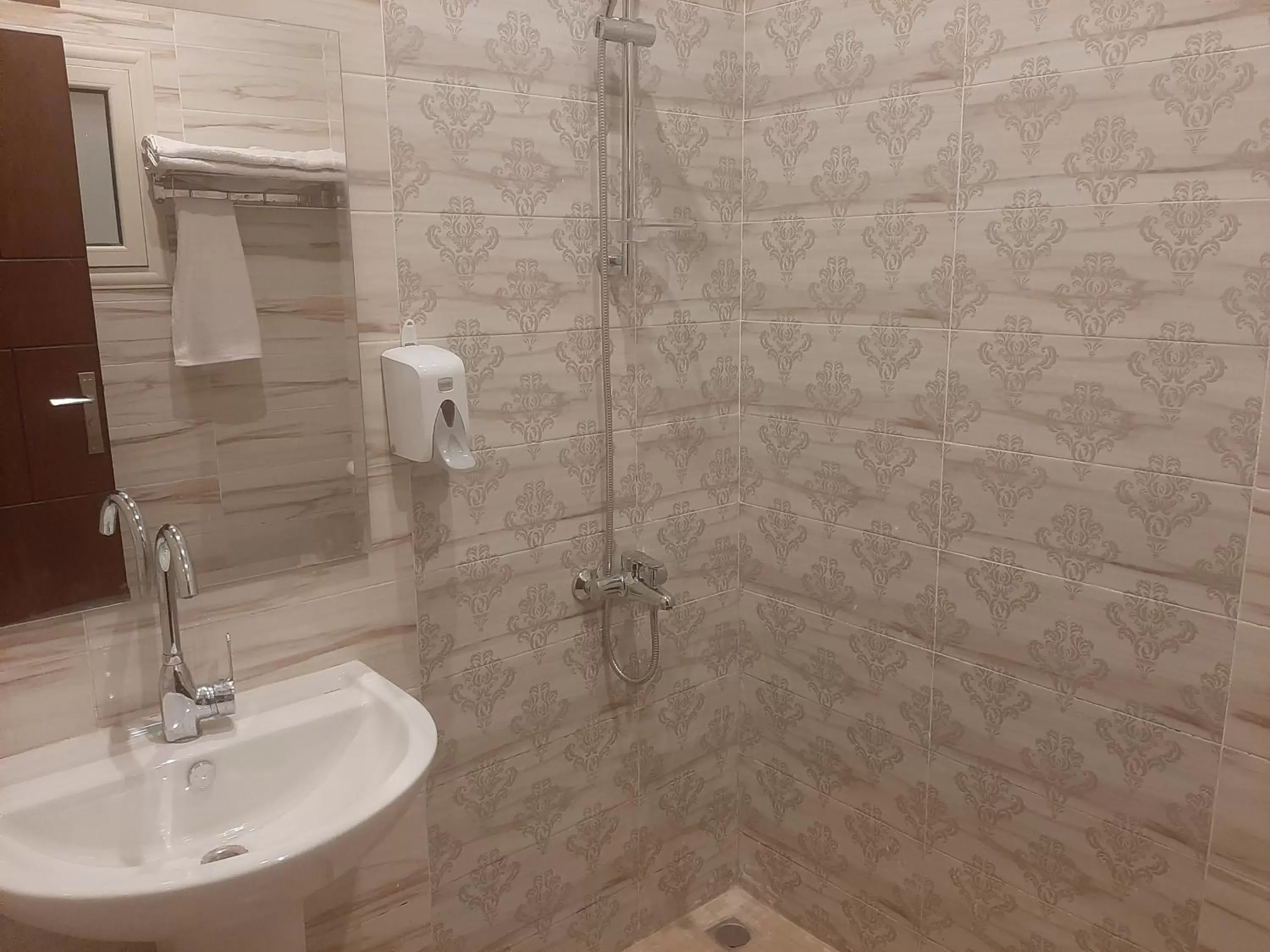 Budget Double Room in La Casa Beach Budget Double Room in La Casa Beach