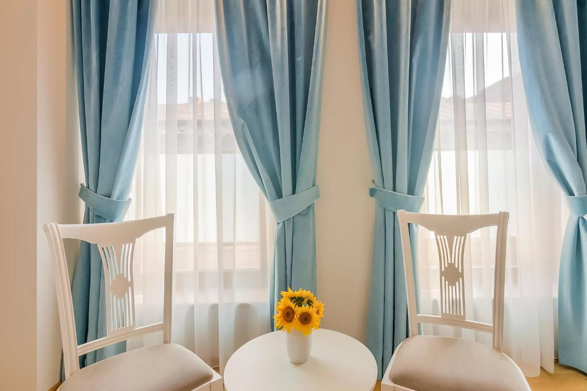 Living room in New Era Hotel Old Town Party Zone Bucharest- parking with fee nearby - NOT at the hotel !