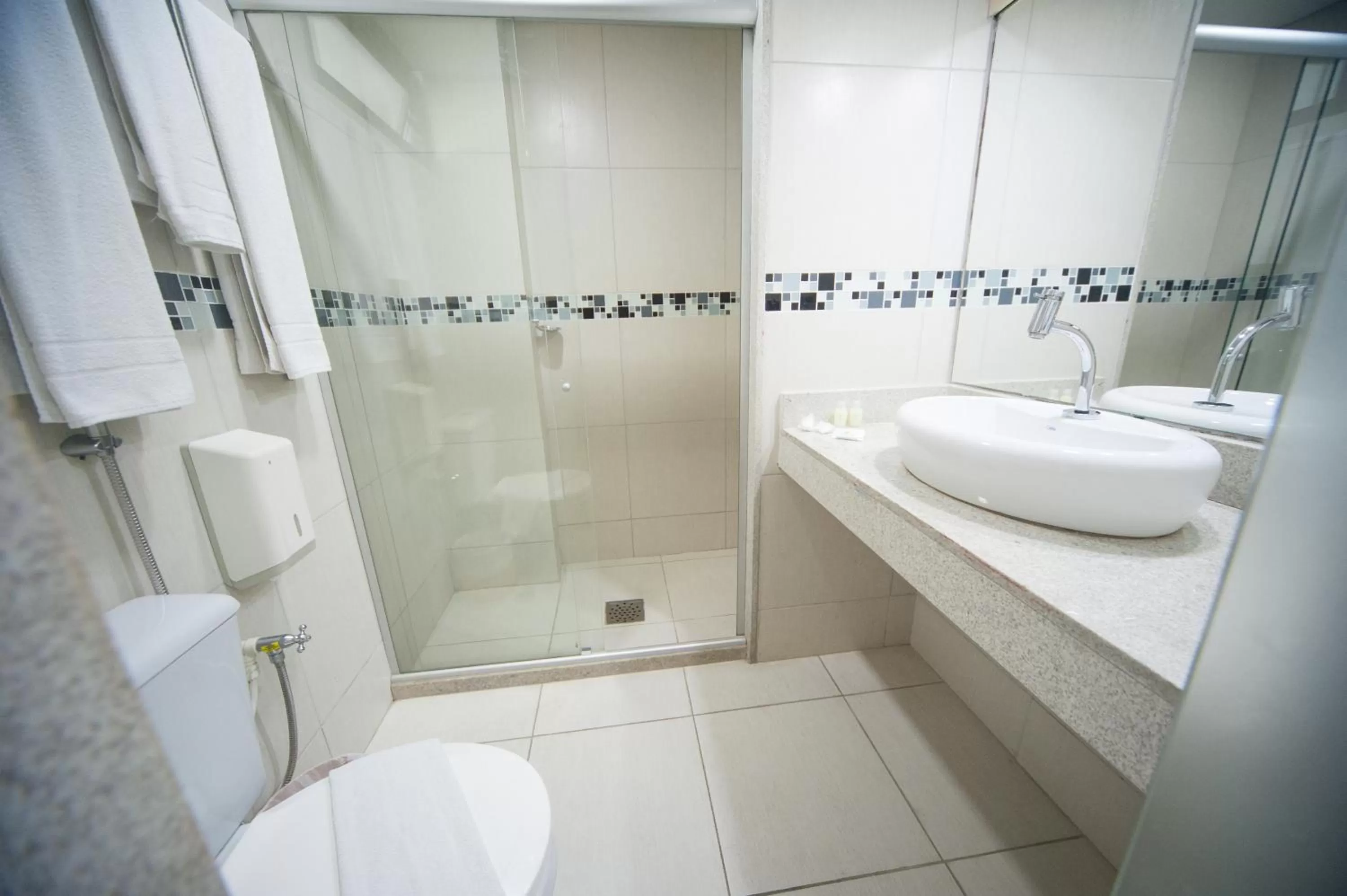 Shower in Hotel Golden Park Salvador By Nacional Inn